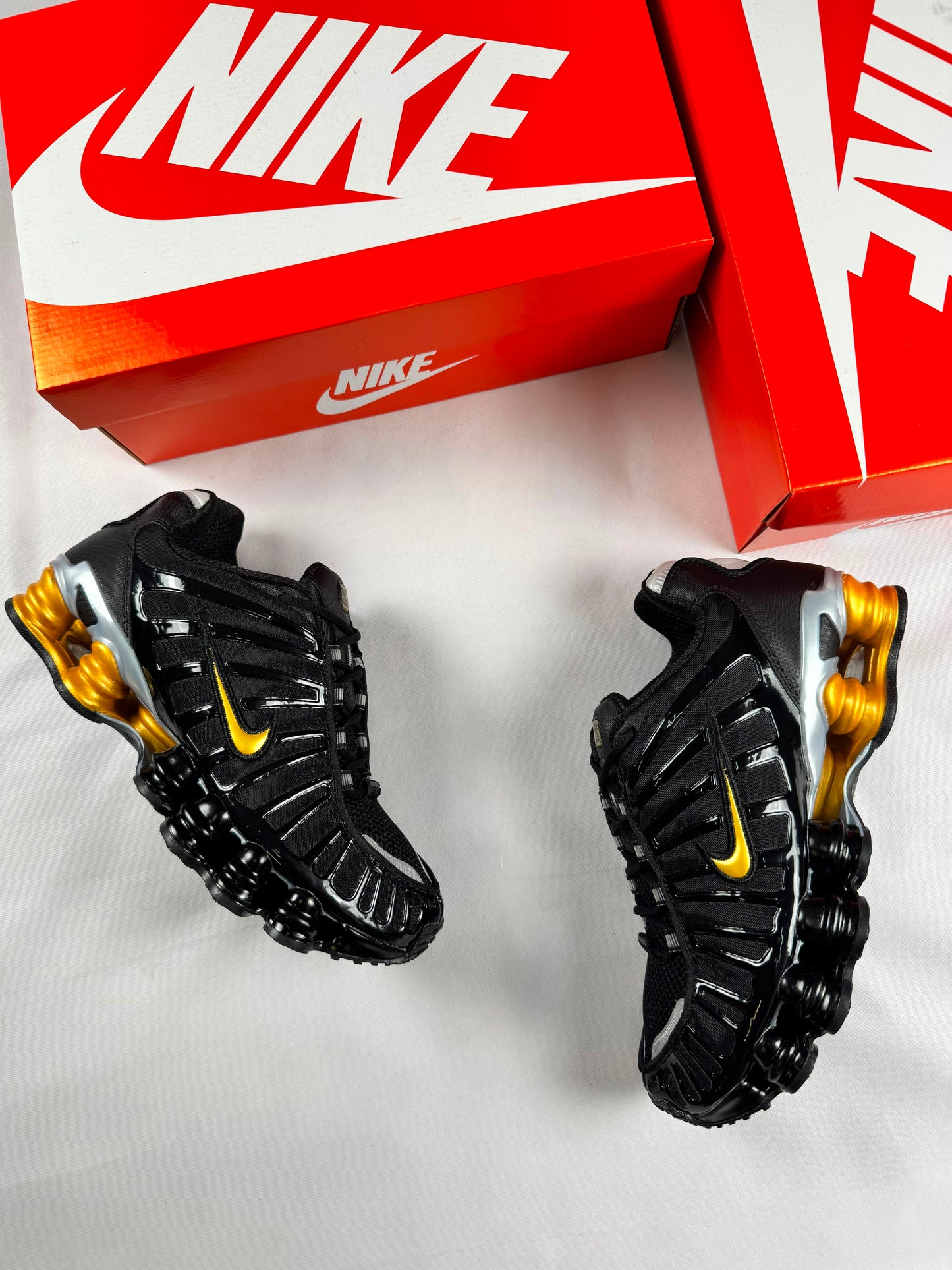 Shox negras logo dorado detalles plateados
