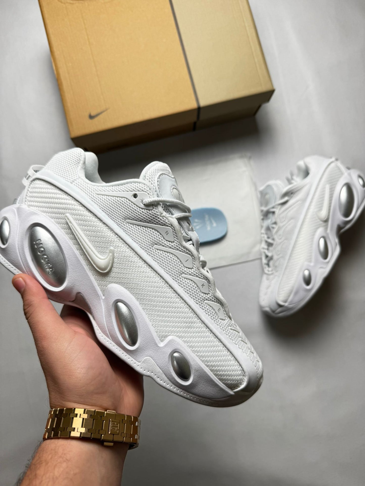 Nike nocta glide blancas y plateadas