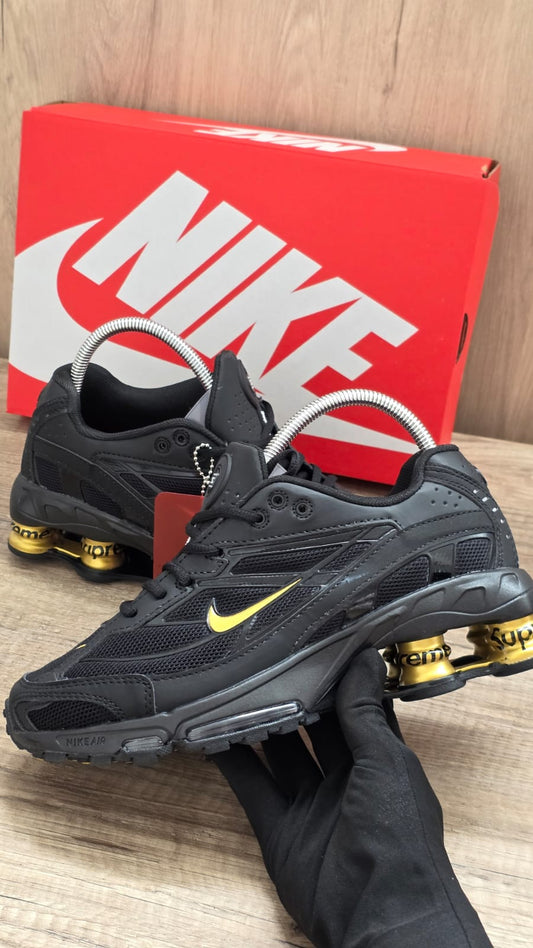 Shox supreme negra logo oro