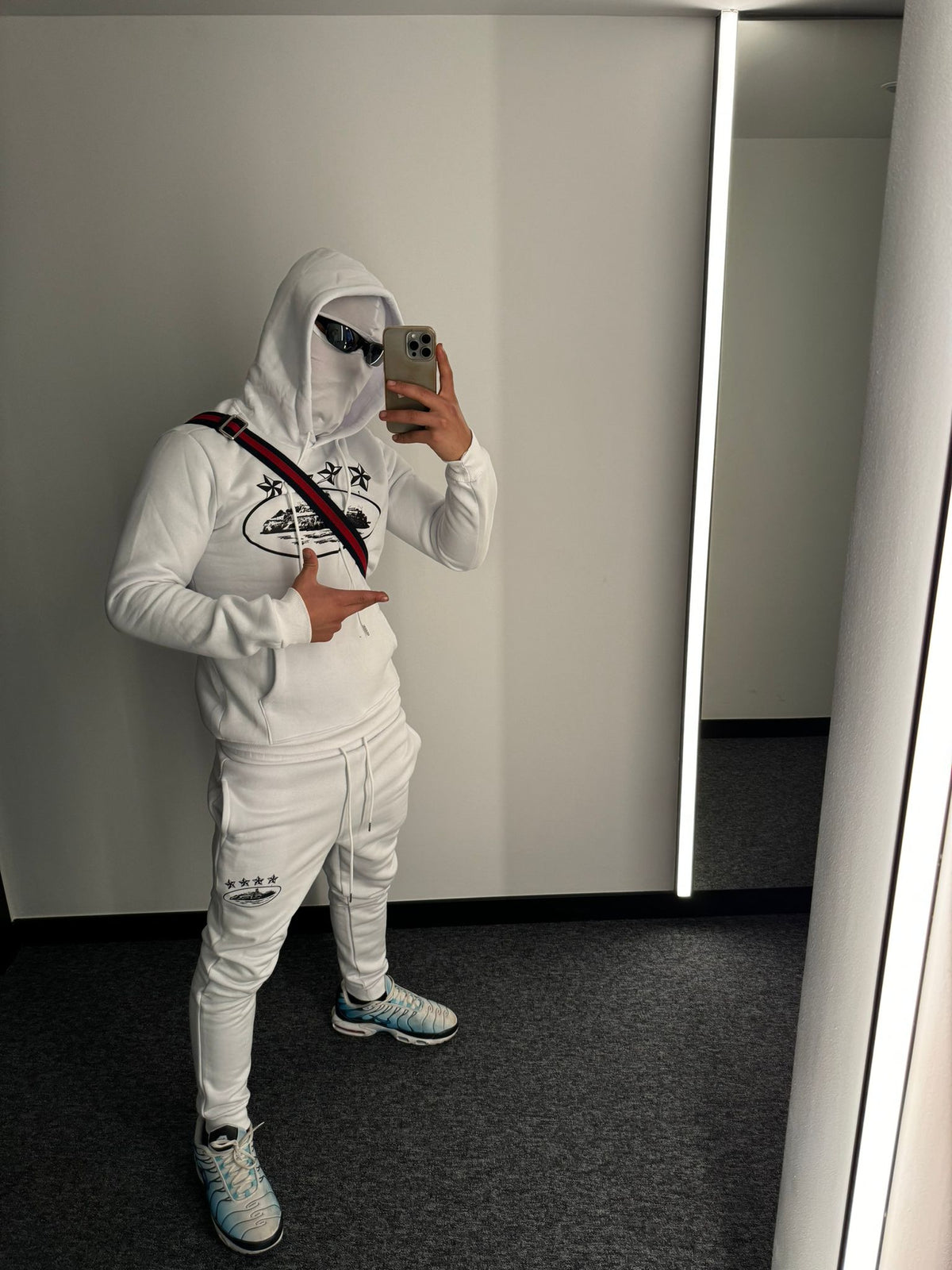 Chandal Corteiz blanco logo negro