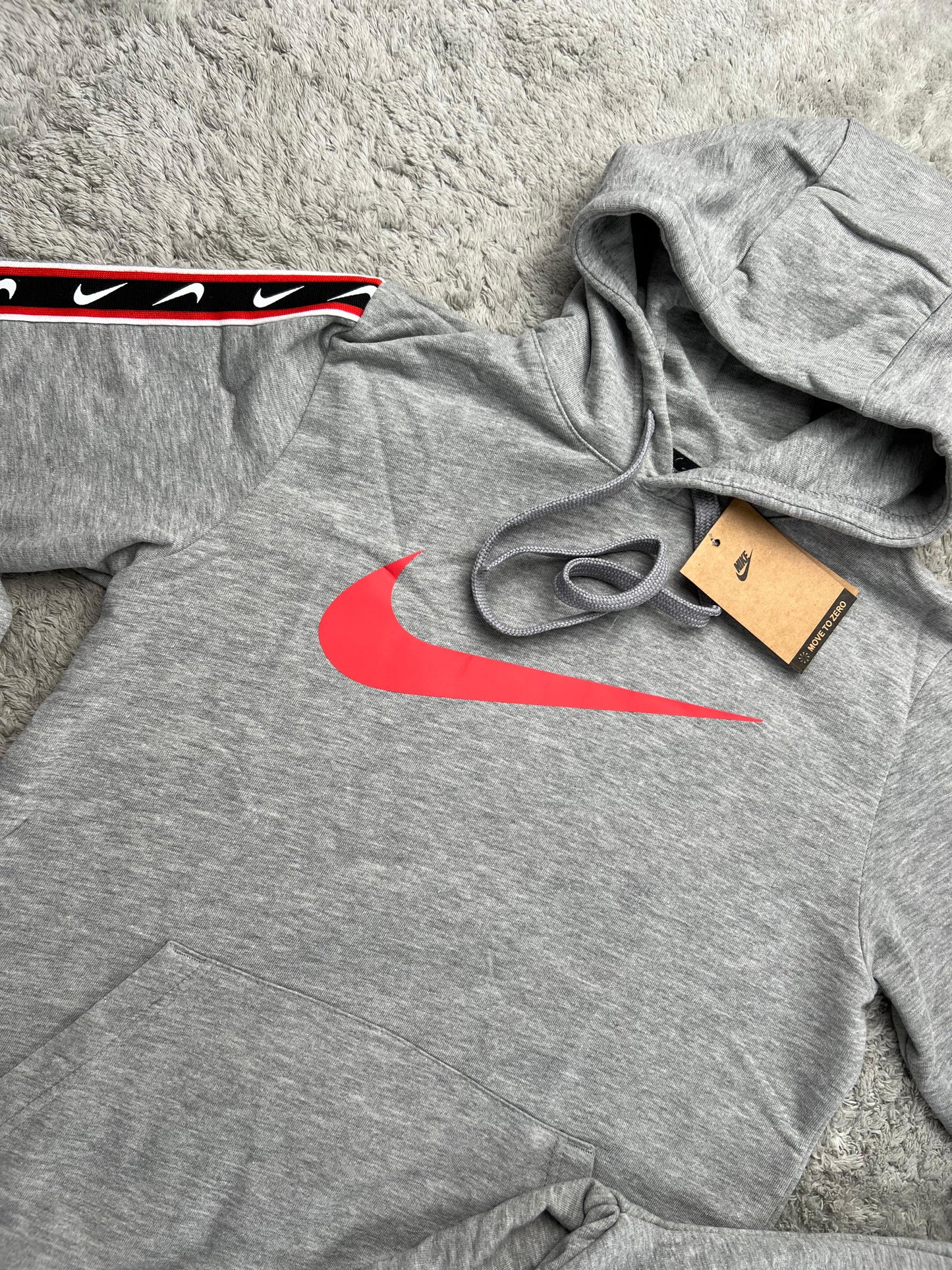 Chandal nike gris logo rojo detalles negros