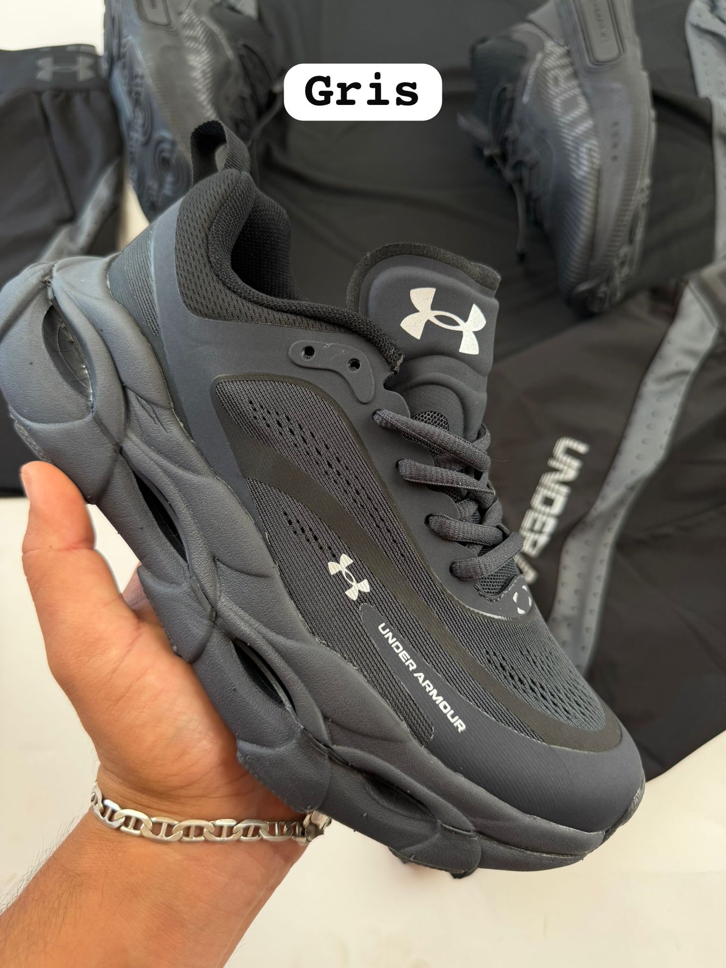 UNDER ARMOUR UA HOVER REACTOR grises logo blanco