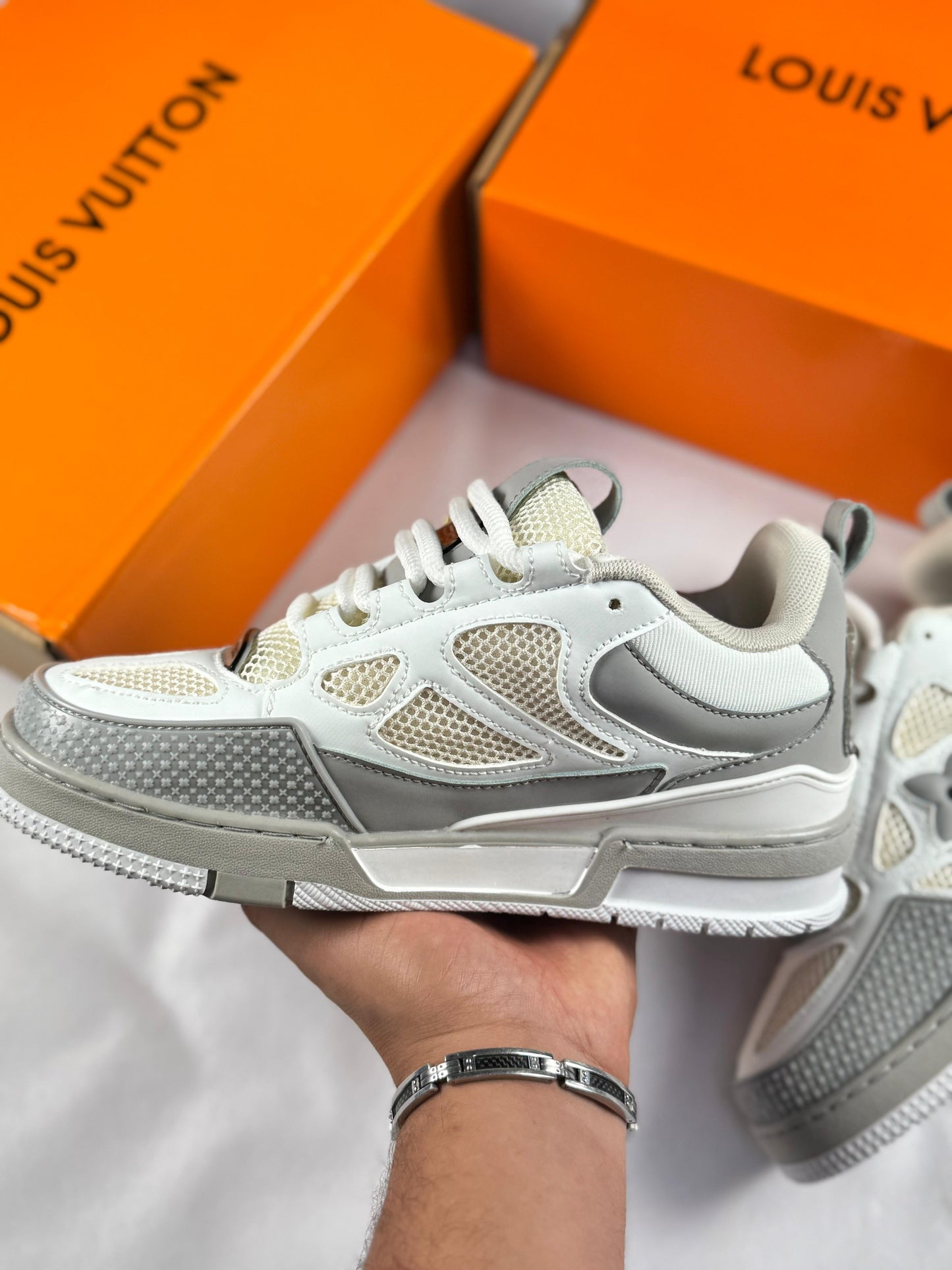 LV skate blancas y grises