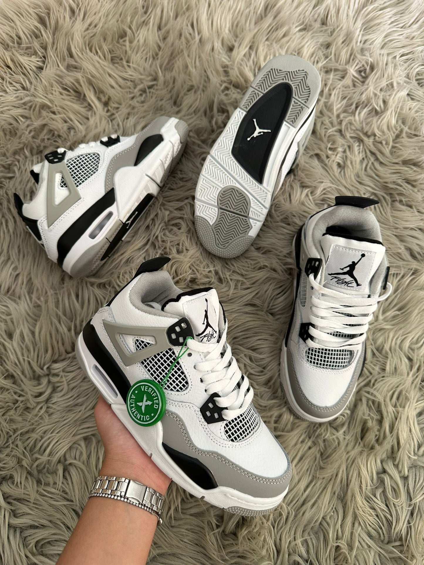 Jordan 4 blancas detalles grises y negros