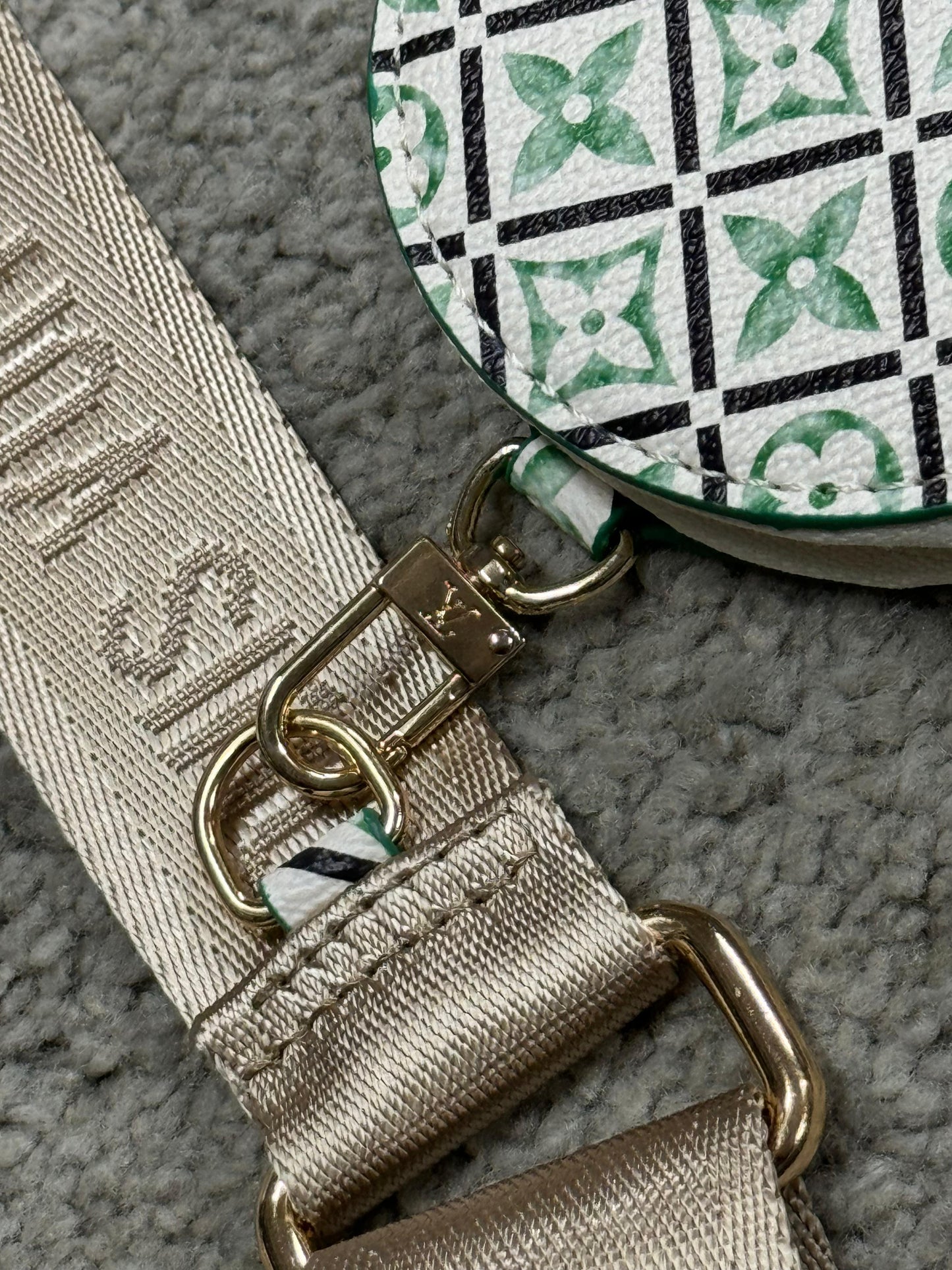 Bolso LV blanco logo verde