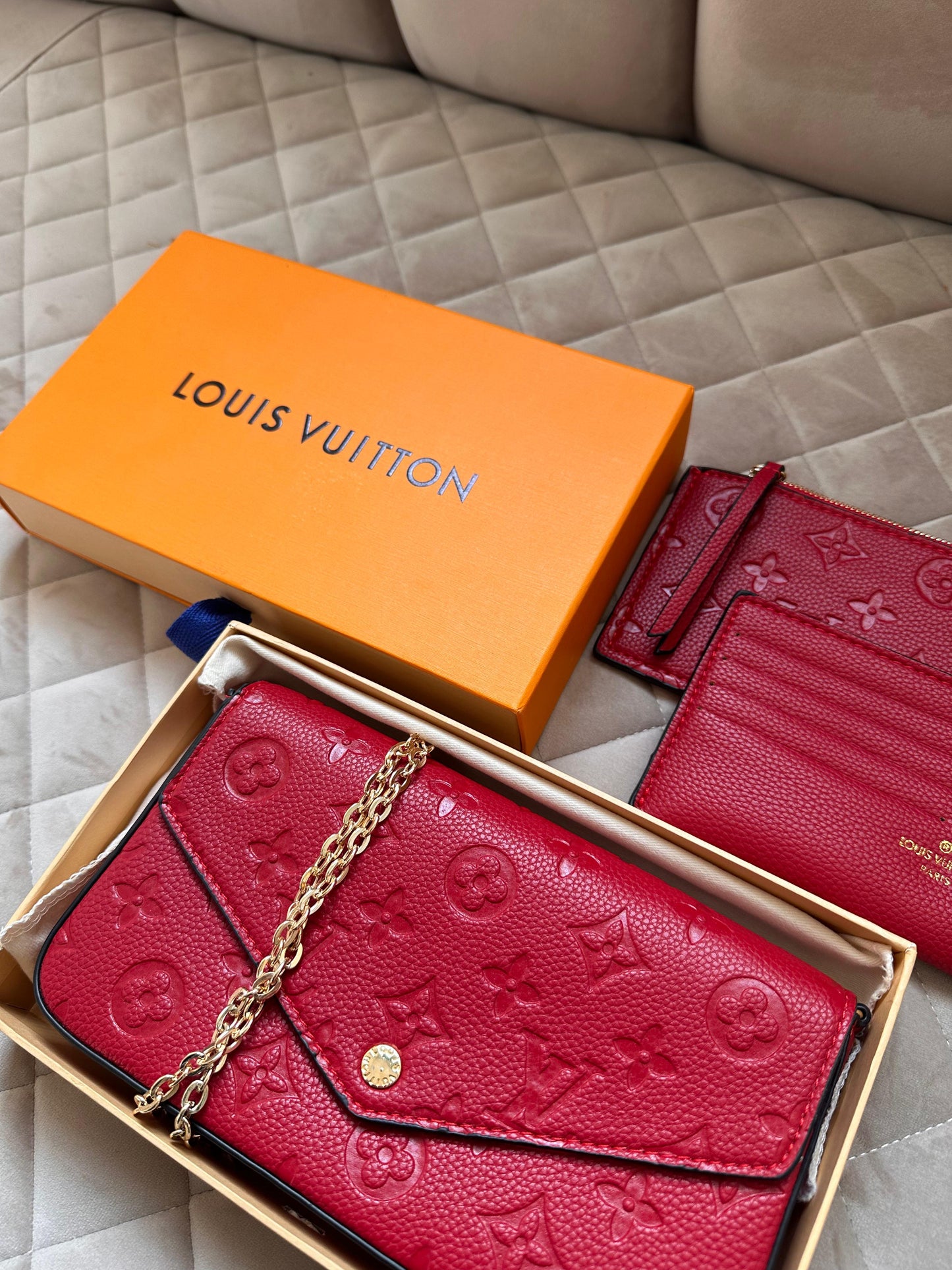 Bolso LV rojo logo dorado Pochette Félicie