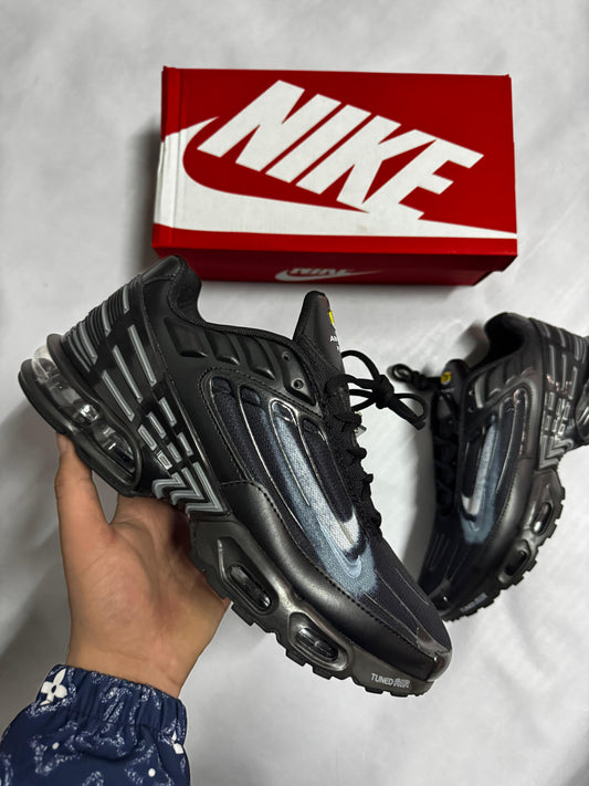 TN Tunned negros detalles grises logo blanco