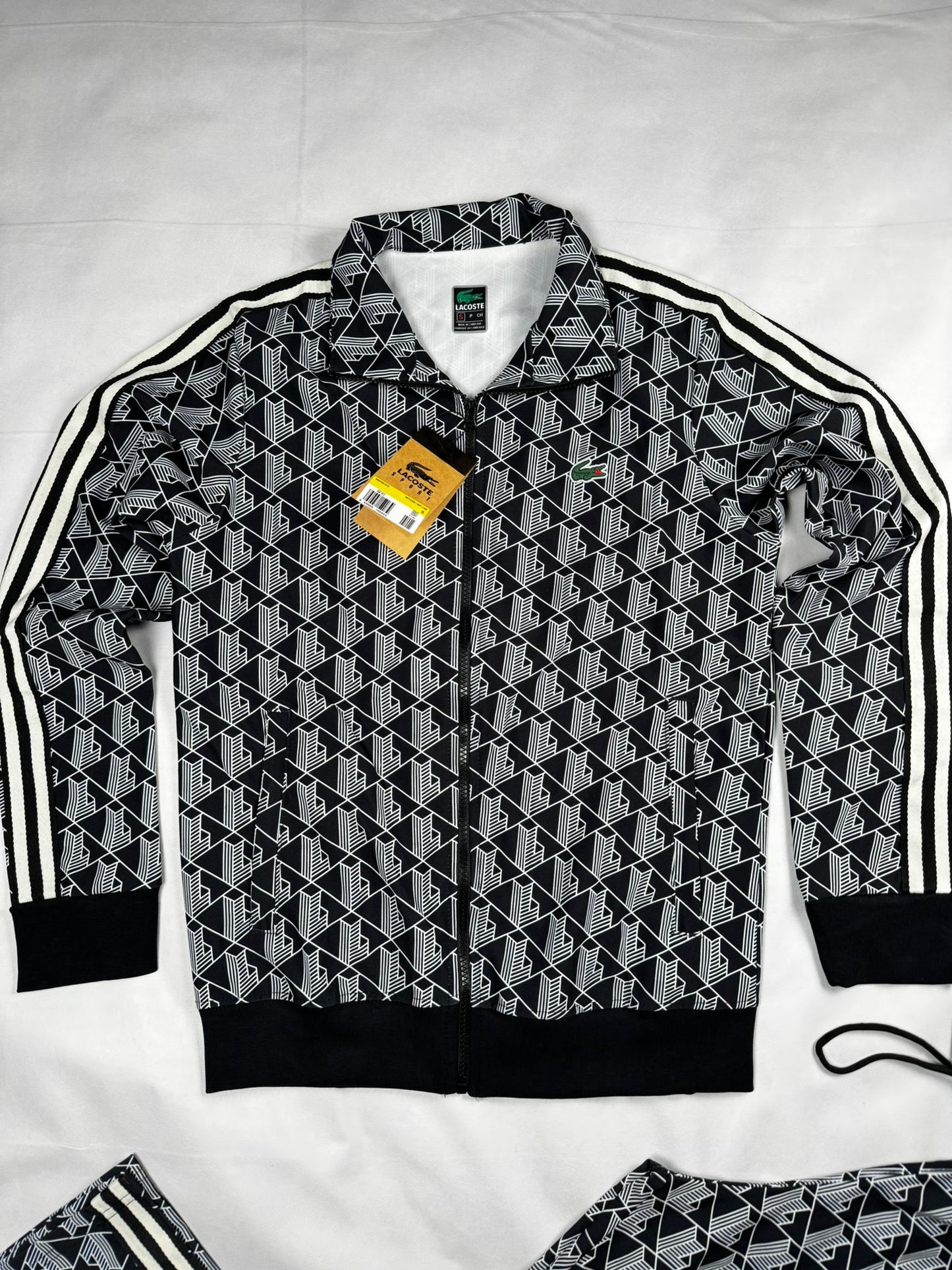 Chandal lacoste negro y gris logo verde lineas blancas