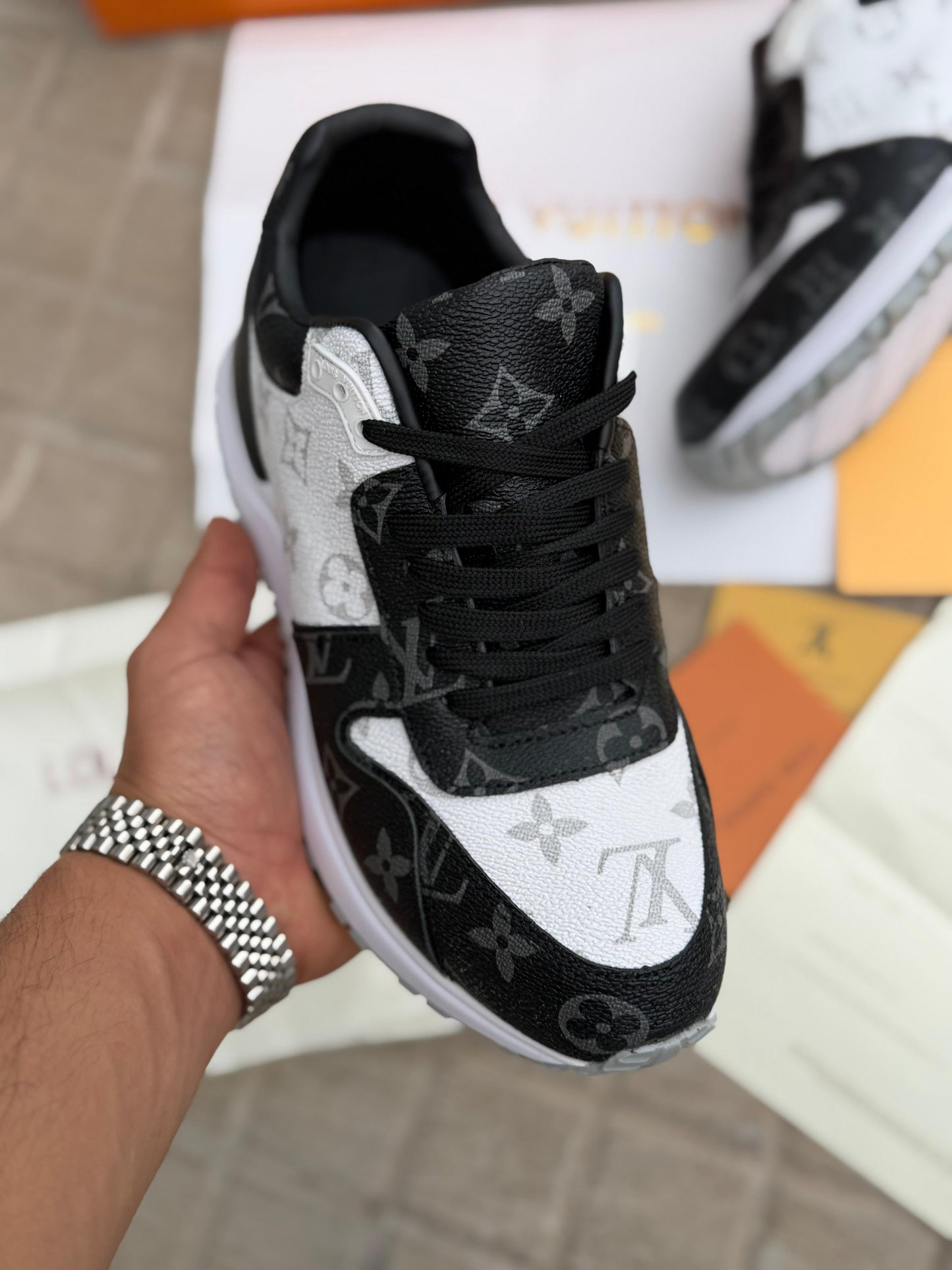 LV Run Away Negras y blancas logo gris