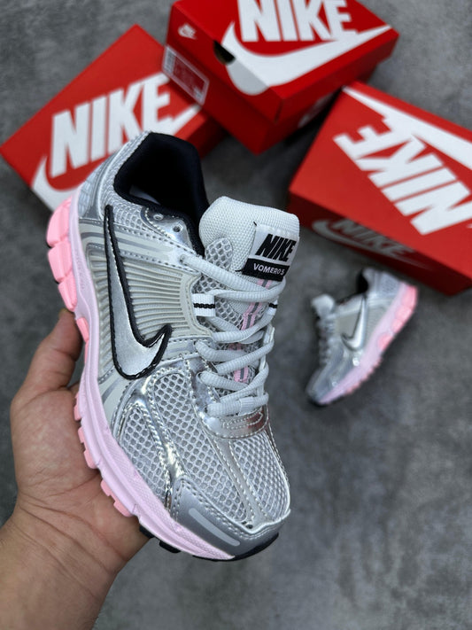 Nike vomero 5 grises detalles rosas contorno negro