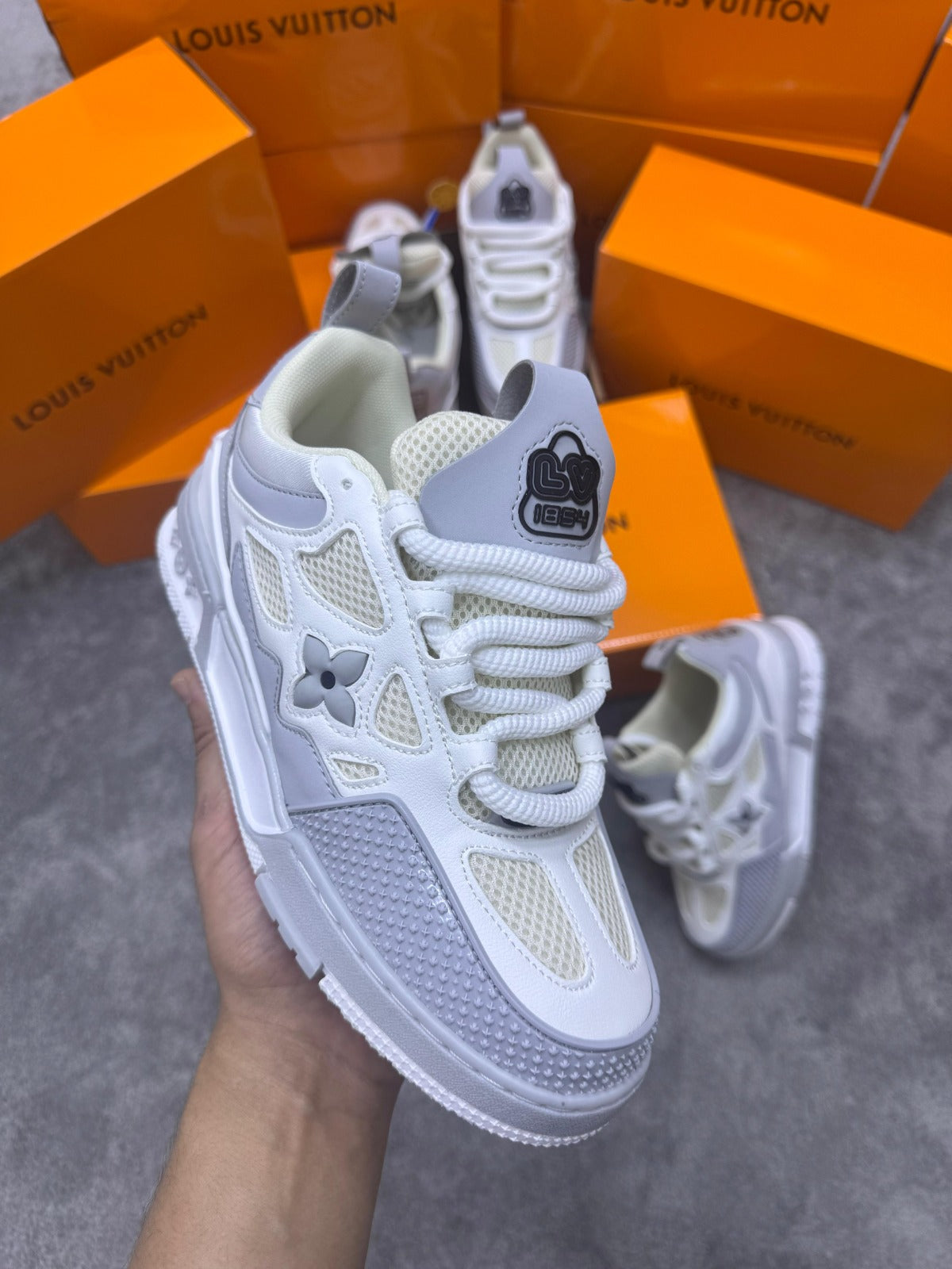 LV skate blancas y grises detalles negros