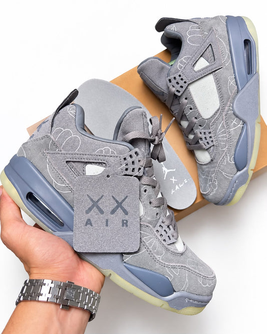 Jordan 4 X Kaws Gris detalles blancos