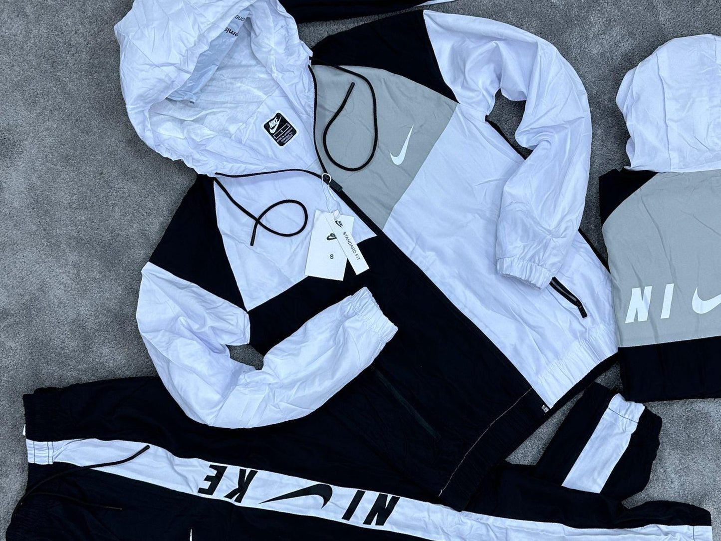 Chandal Nike blanco gris y negro logo blanco
