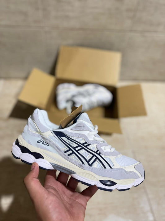 Asics blancos logo negro detalles grises
