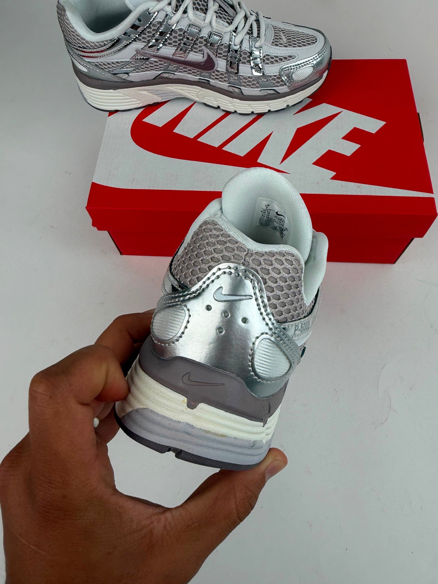Nike P-6000 grises y blancas logo morado