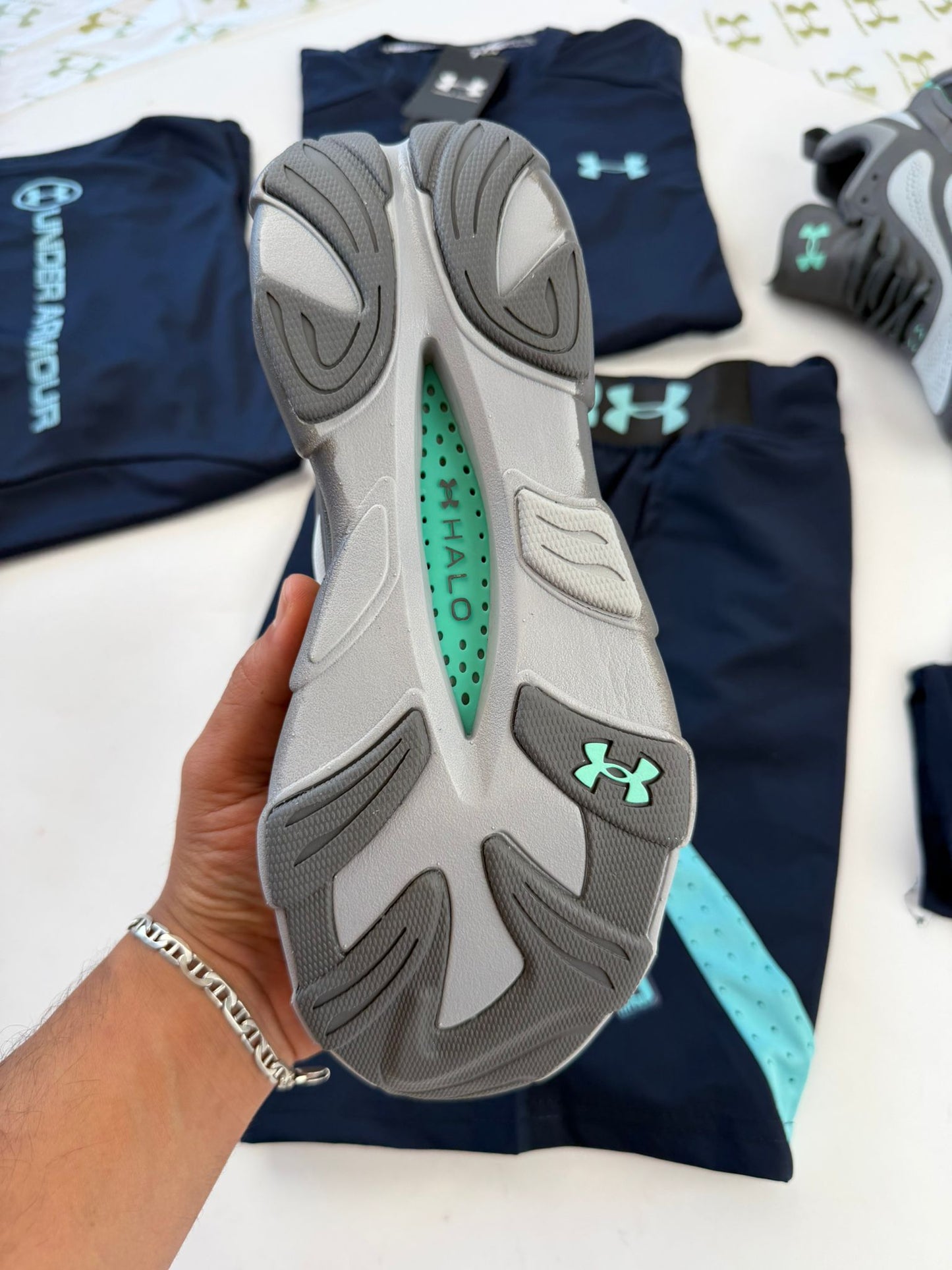 UNDER ARMOUR UA HOVER REACTOR grises logo azul claro