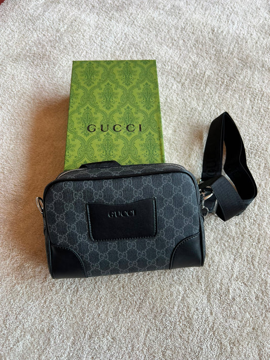 Bandolera Hombre Gucci grises detalles negros