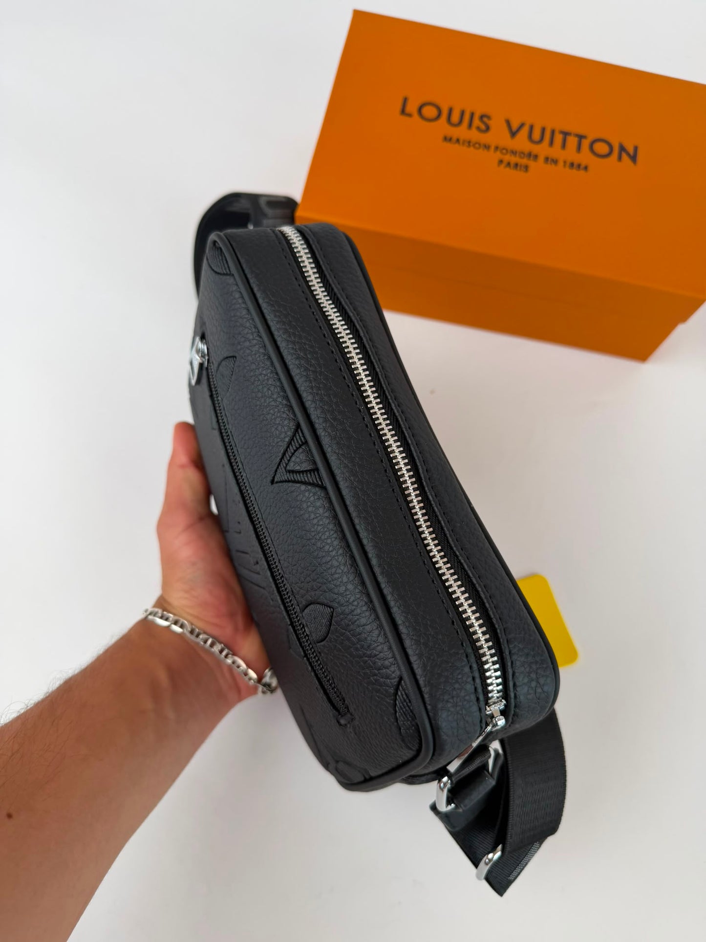 Bandolera Hombre LV logos negros detalles plateados