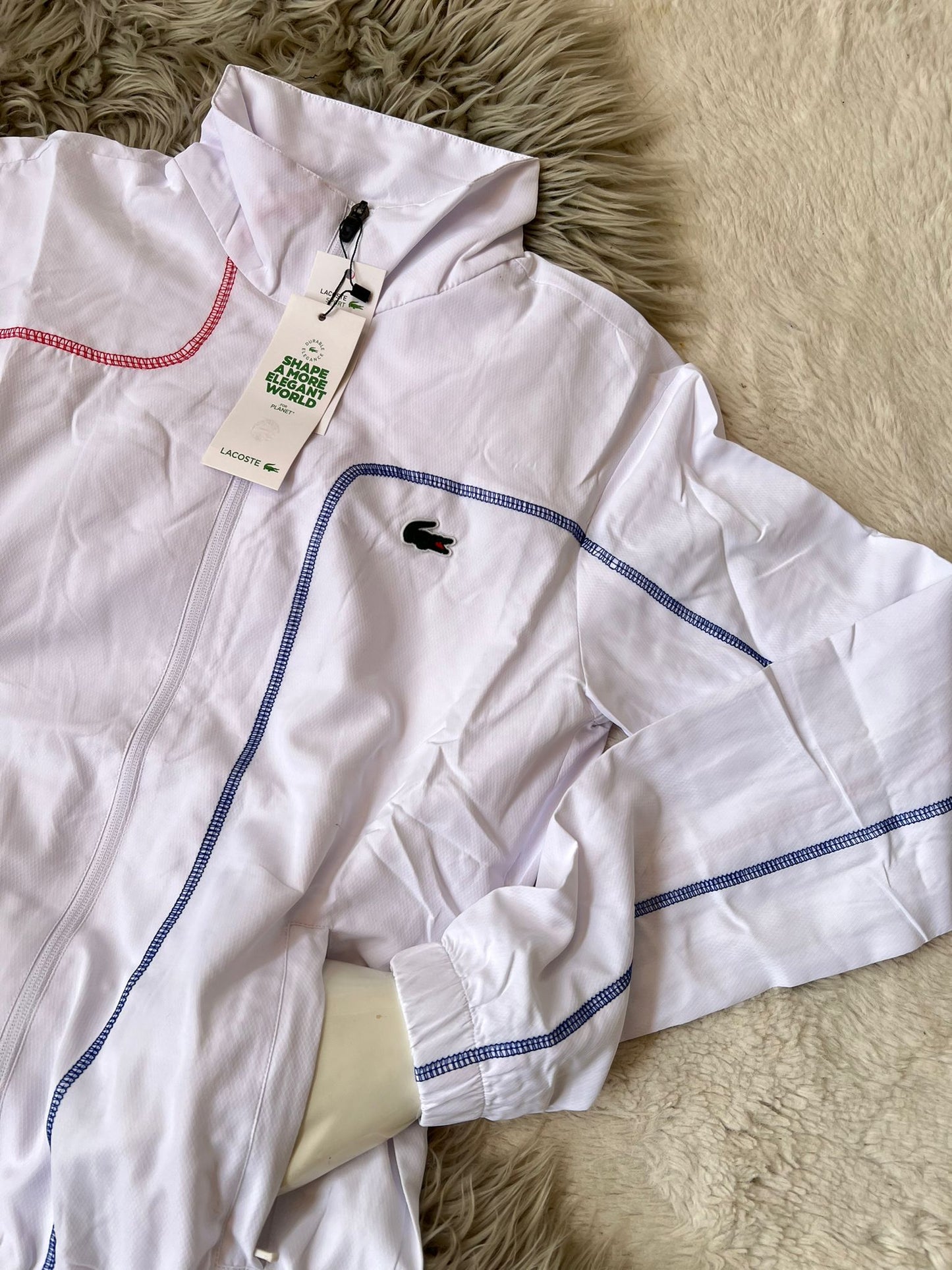 Chandal Lacoste blanco detalles rojos y azules logo verde