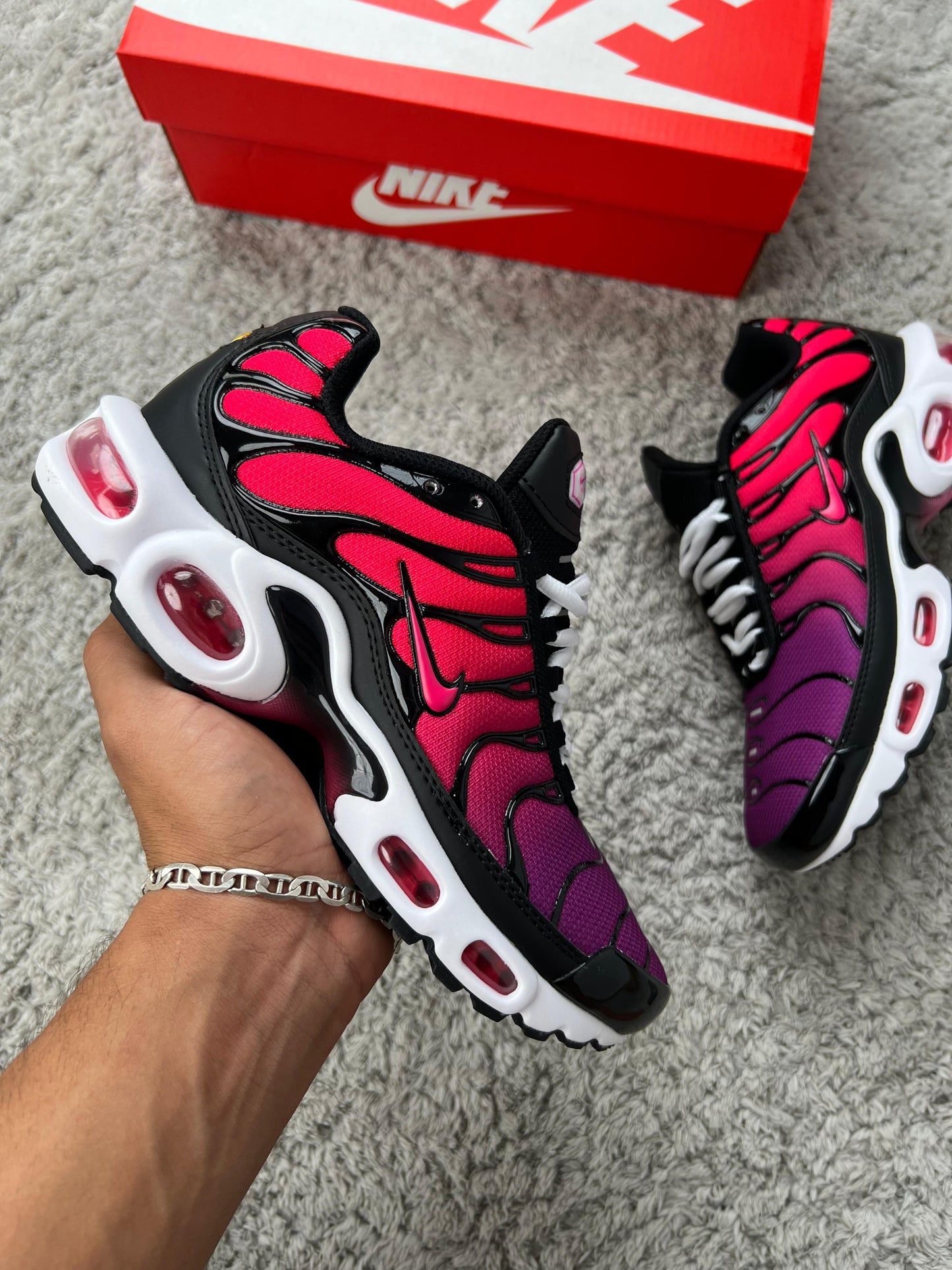 NIKE TN rosas detalles morados logo rosa contorno negro