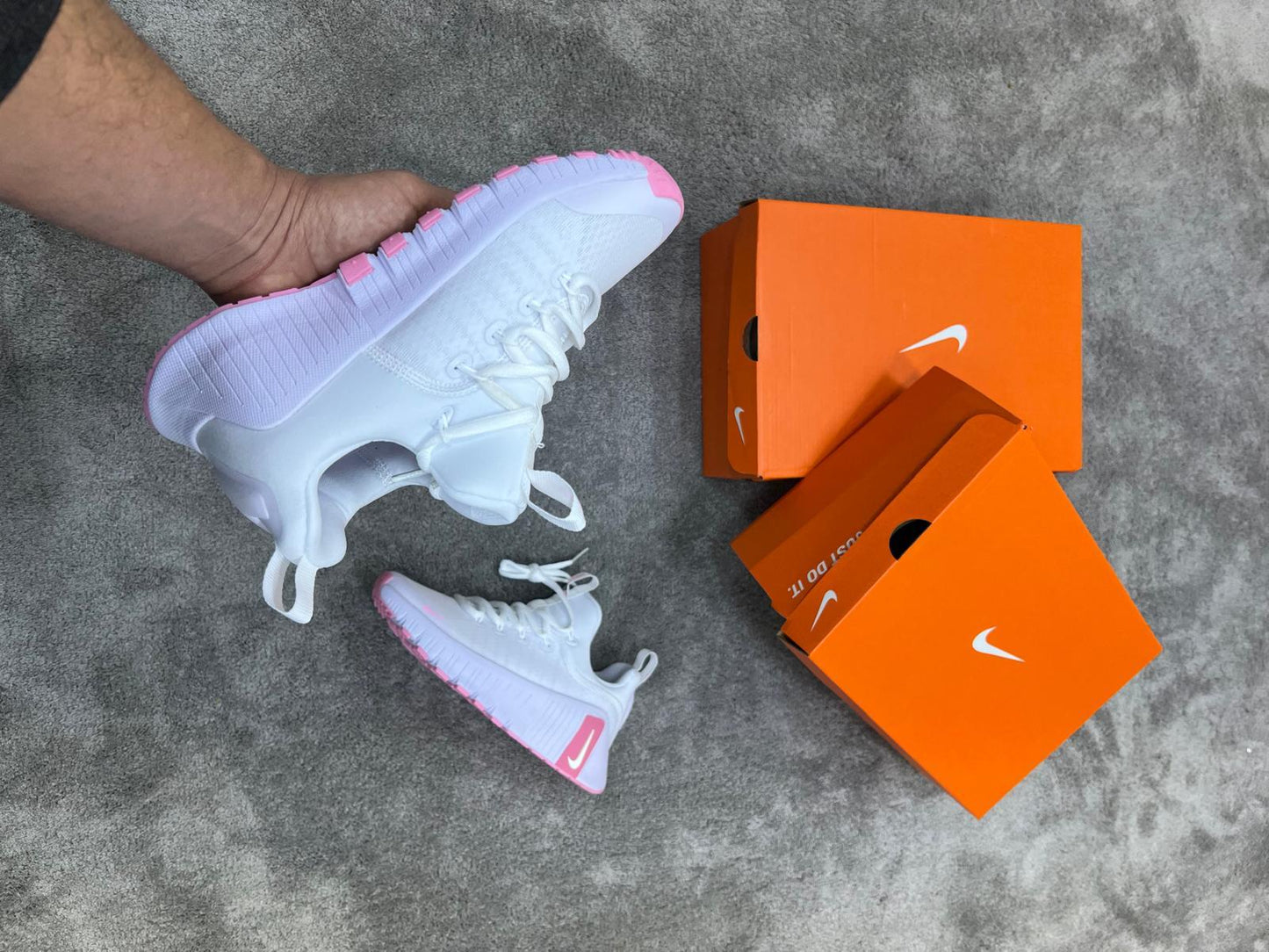 Nike Free Metcon blancas logo rosa