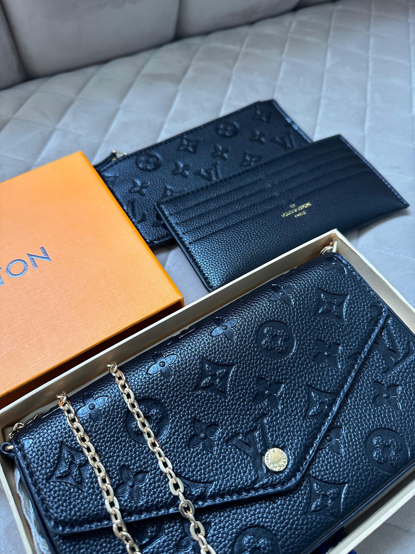 Bolso LV negro logo dorado Pochette Félicie