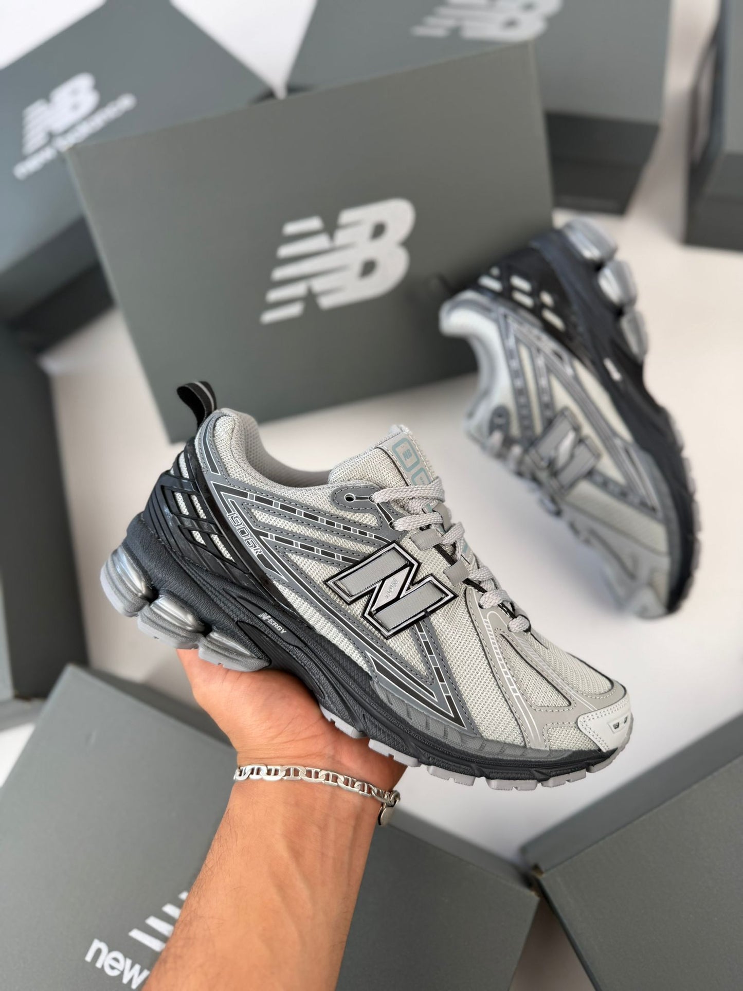 New Balance 1906R grises detalles negros