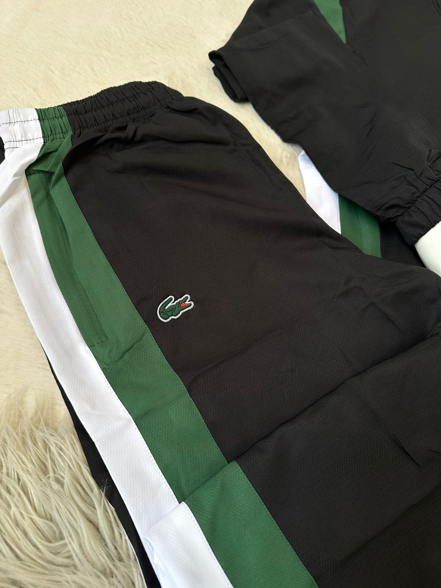 Chandal Lacoste negro y verde detalles blancos logo verde