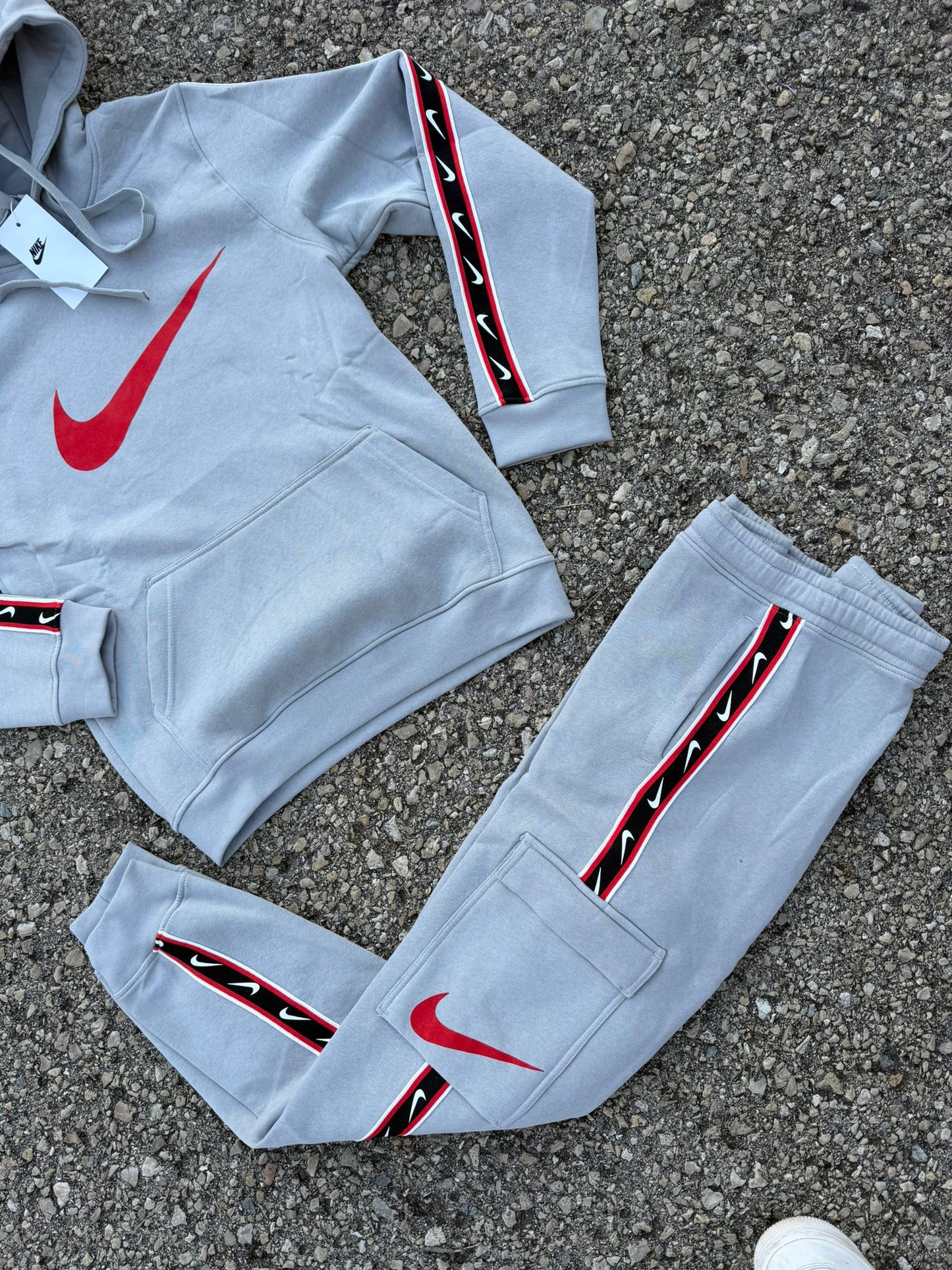 Chandal nike gris logo rojo linea negra y roja