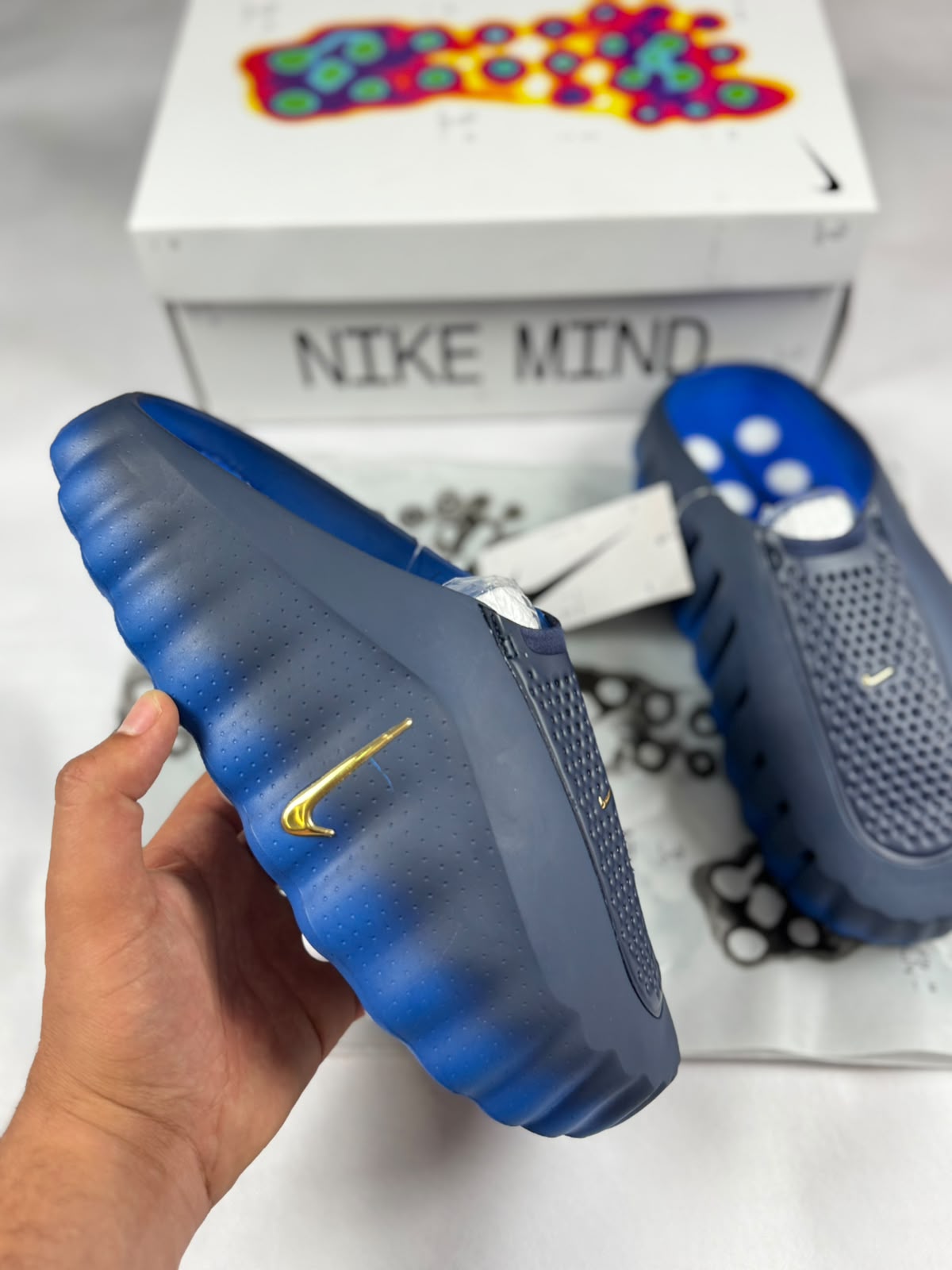 Nike Mind 001 azul degradado logo dorado