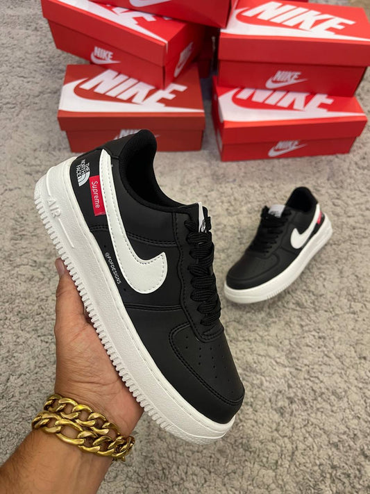 AIR FORCE 1 negras x North Face logo blanco suela blanca