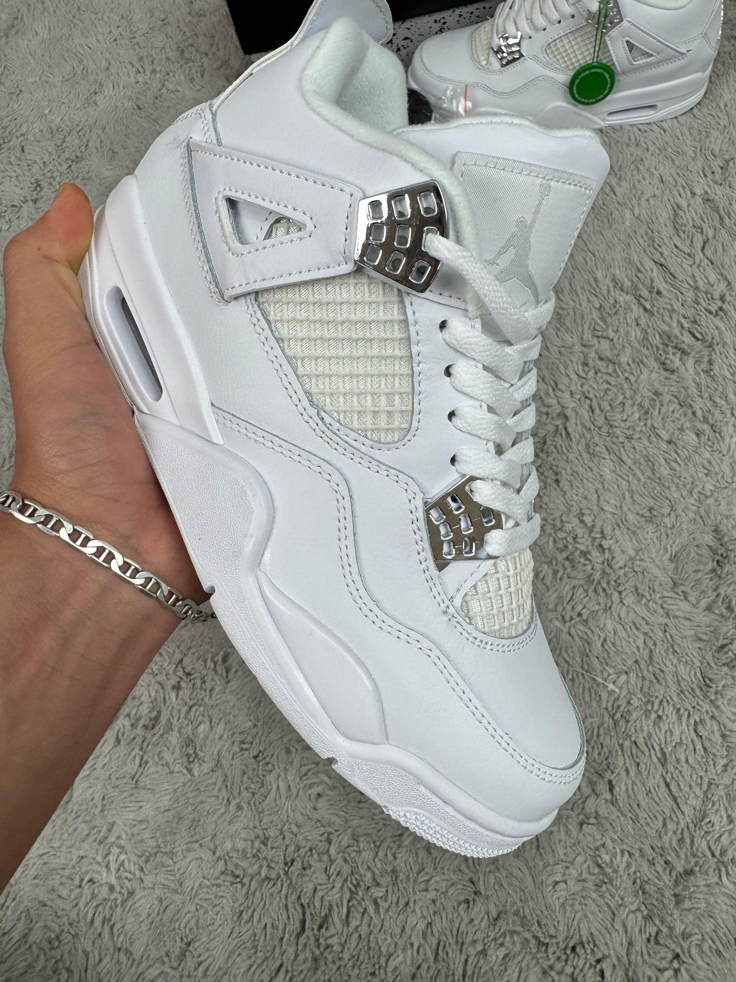 Jordan 4 blancas detalles grises