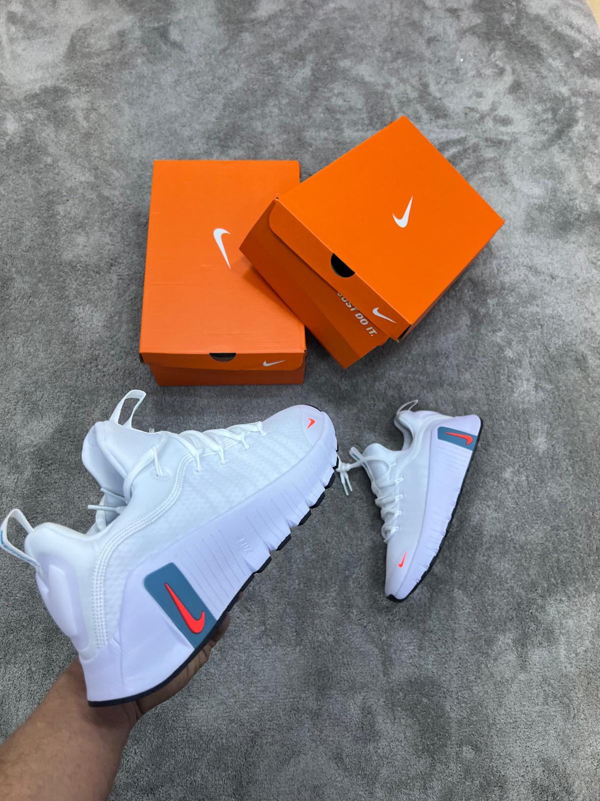 Nike Free Metcon bancas logo naranja detalles azules