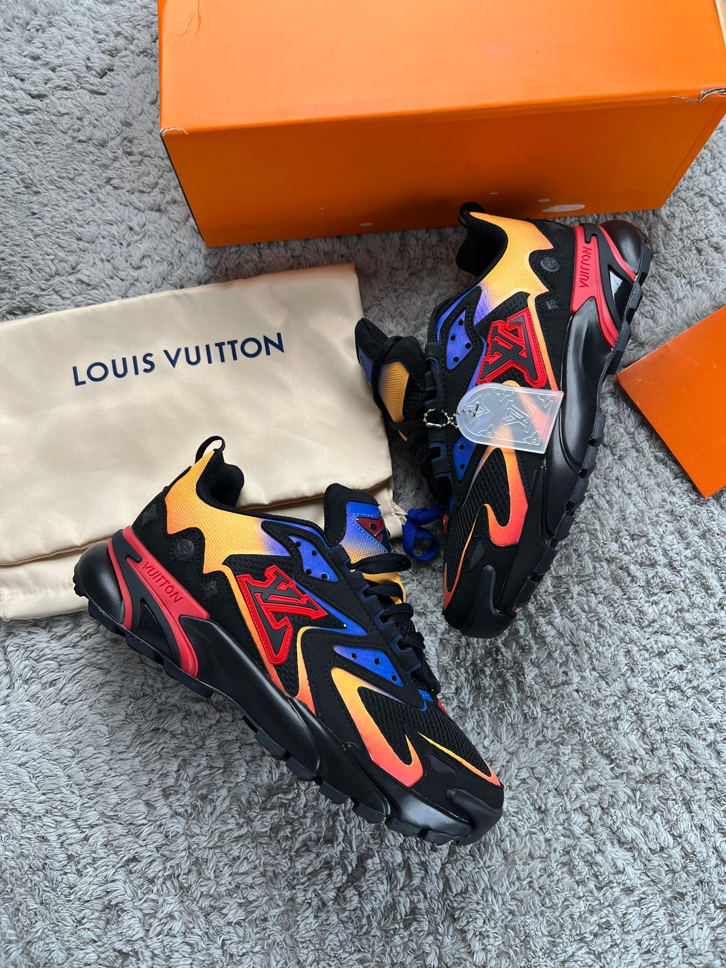 LOUIS VUITTON Runner TATIC negra detalles naranjas y azules logo negro contorno rojo