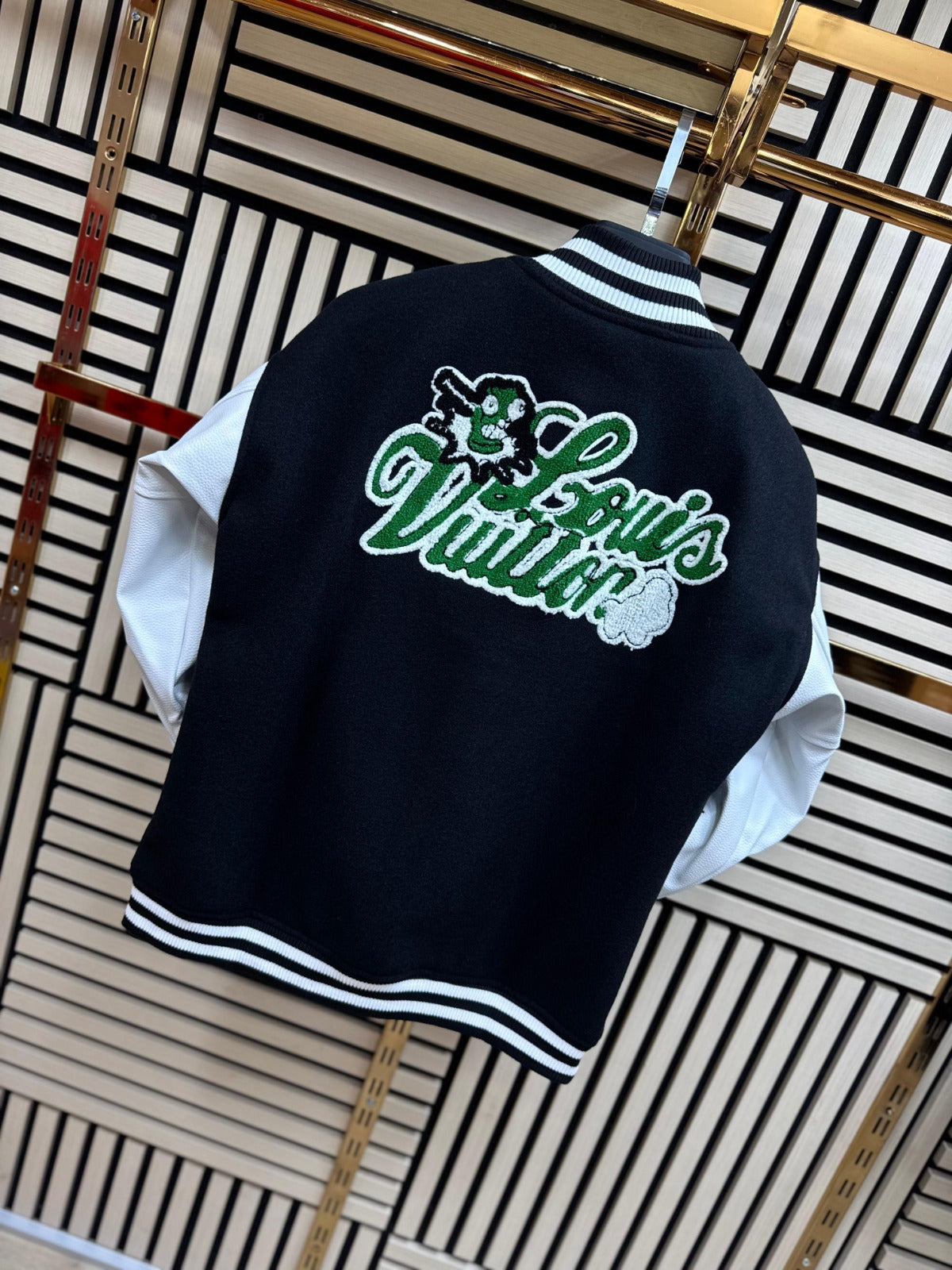 Chaqueta LV negro logo verde detalles blancos