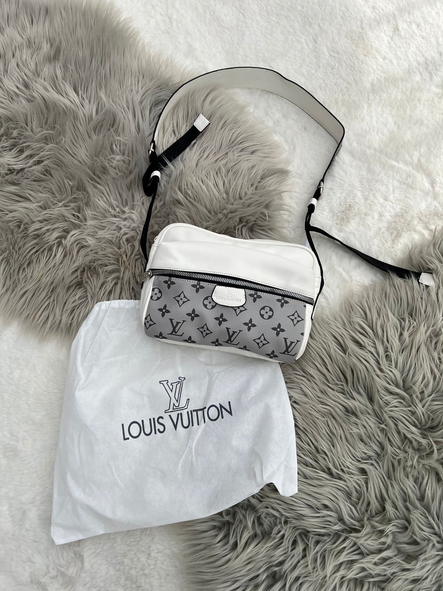 Bandolera LV gris logo negro