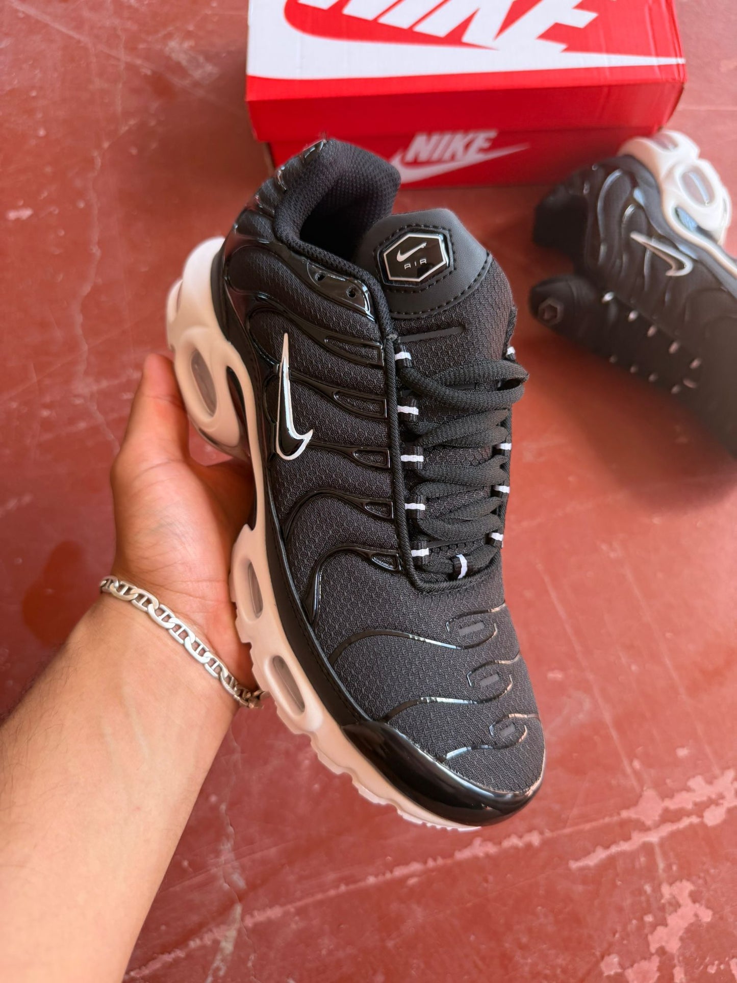 Tn negras logo negro contorno blanco