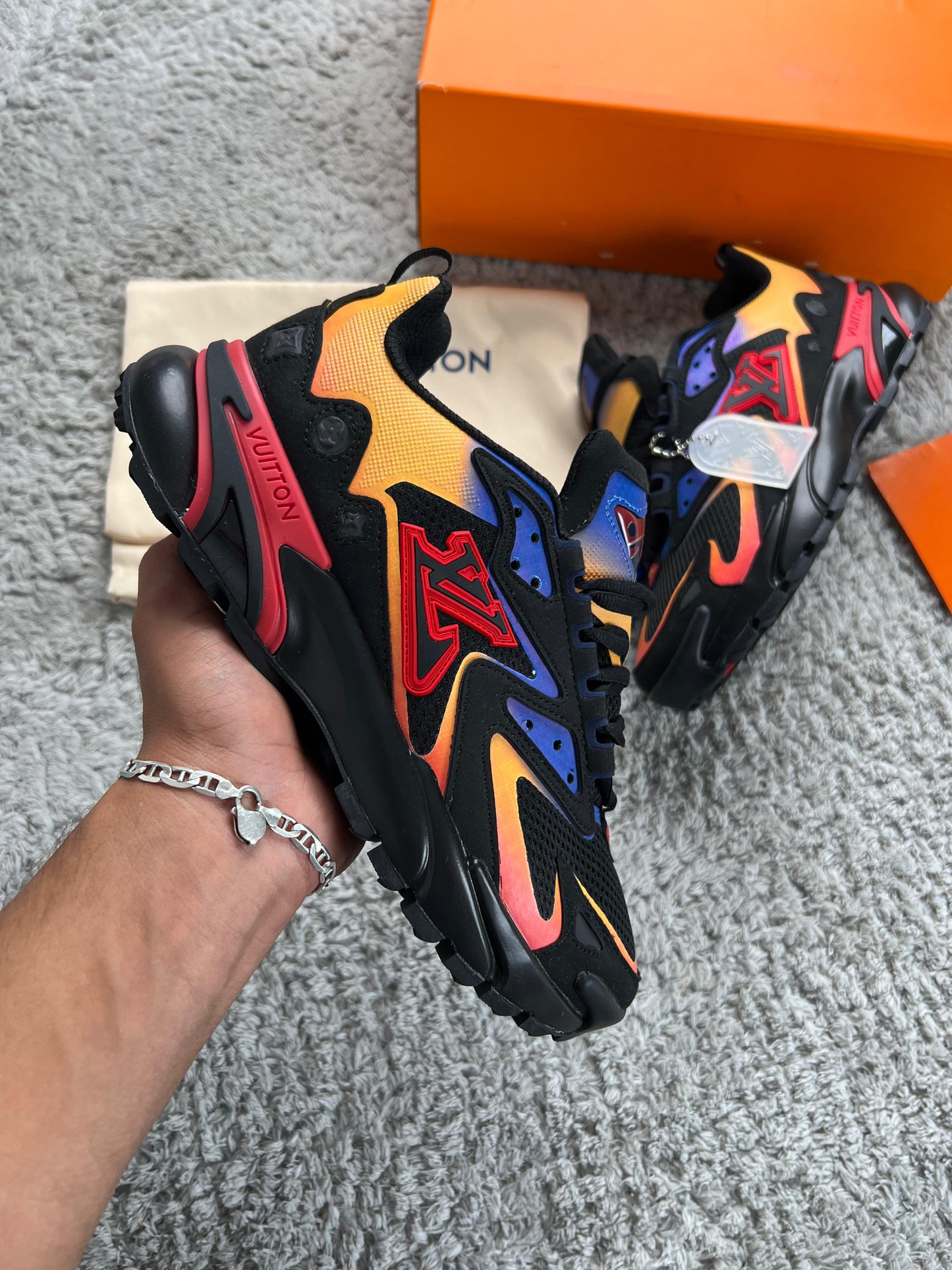 LOUIS VUITTON Runner TATIC negra detalles naranjas y azules logo negro contorno rojo