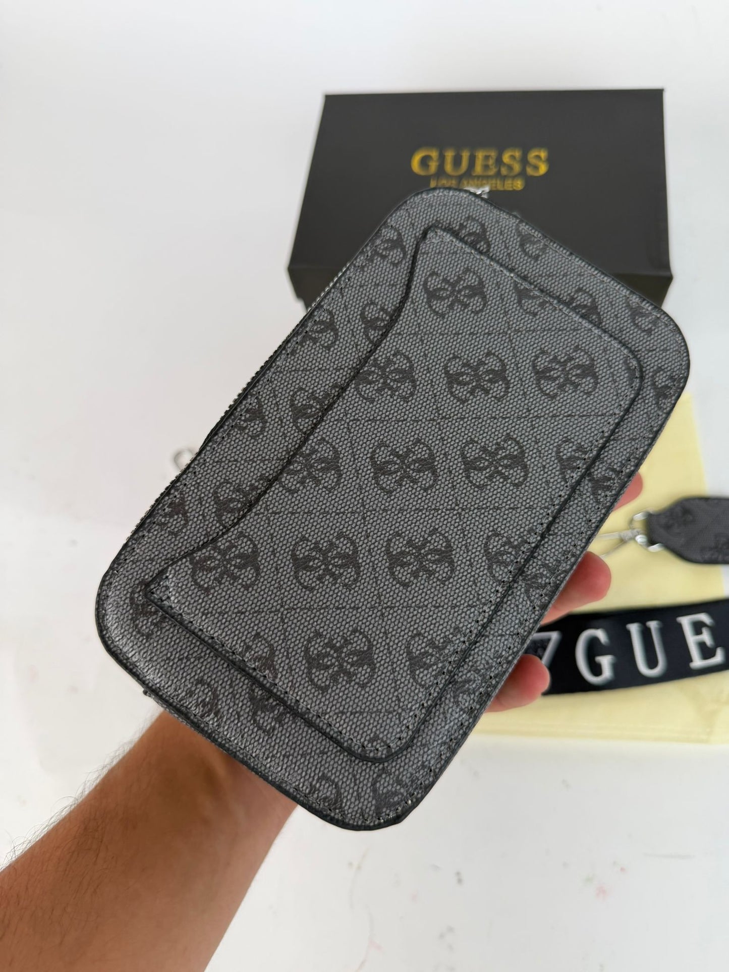 Bolso Guess gris y negro logo gris