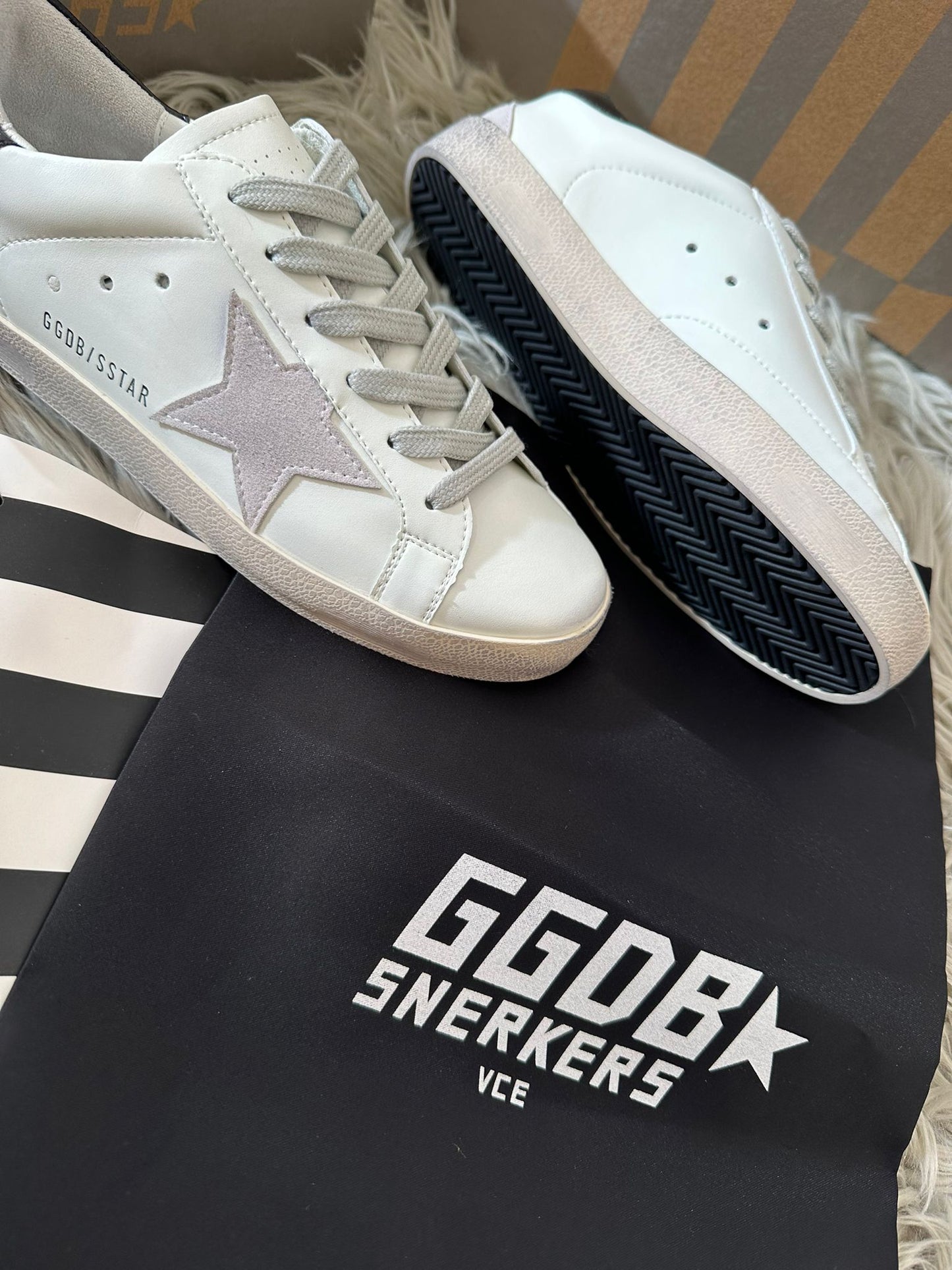 Golden Goose blancas logo plateado detalles negros