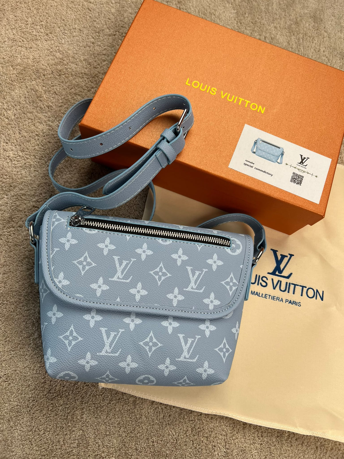 Bandolera LV azul logos blancos