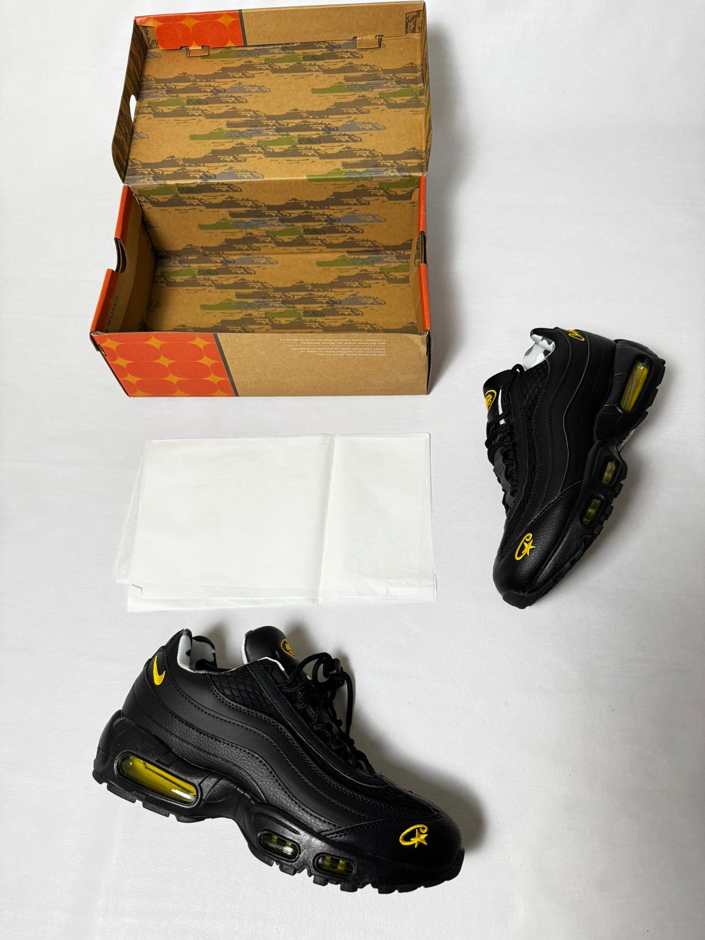 Air max 95 negras x Corteiz logo amarillo