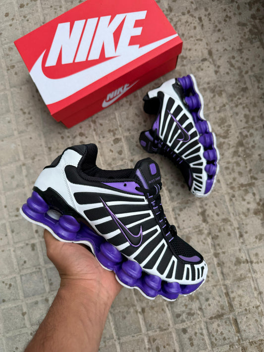 Shox negras y blancas logo negro contorno morado