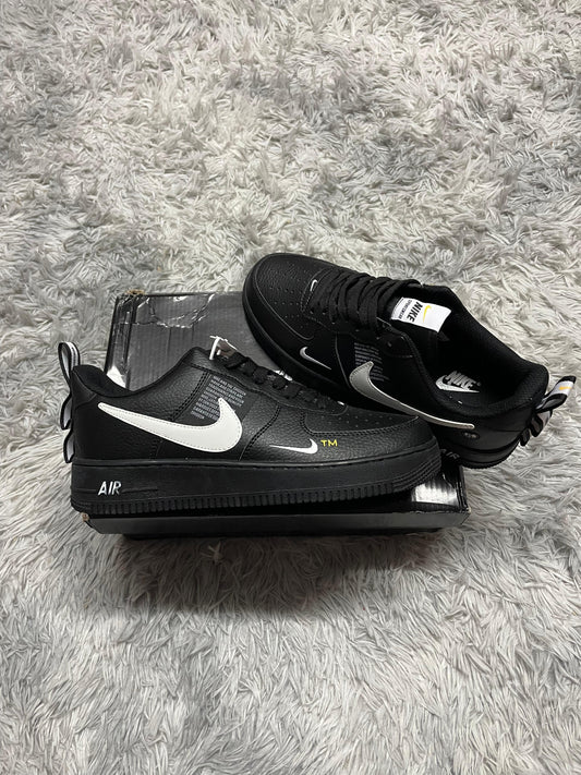 Air force negras logo blancas TM