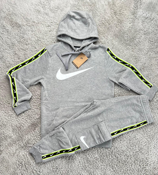 Chandal nike gris logo blanco detalles negros y fluor