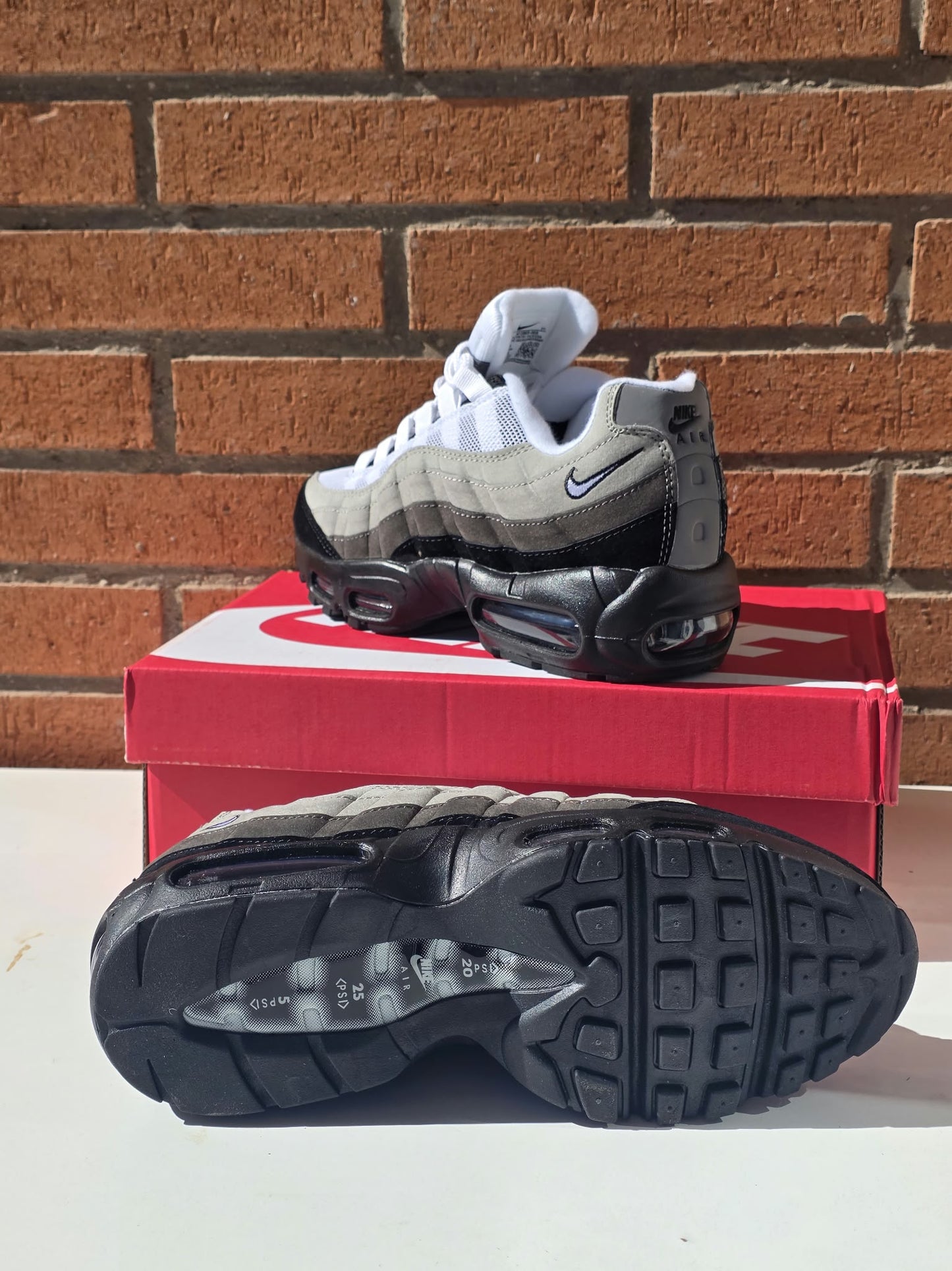 Nike Air Max 95 tricolor logo negro y blanco