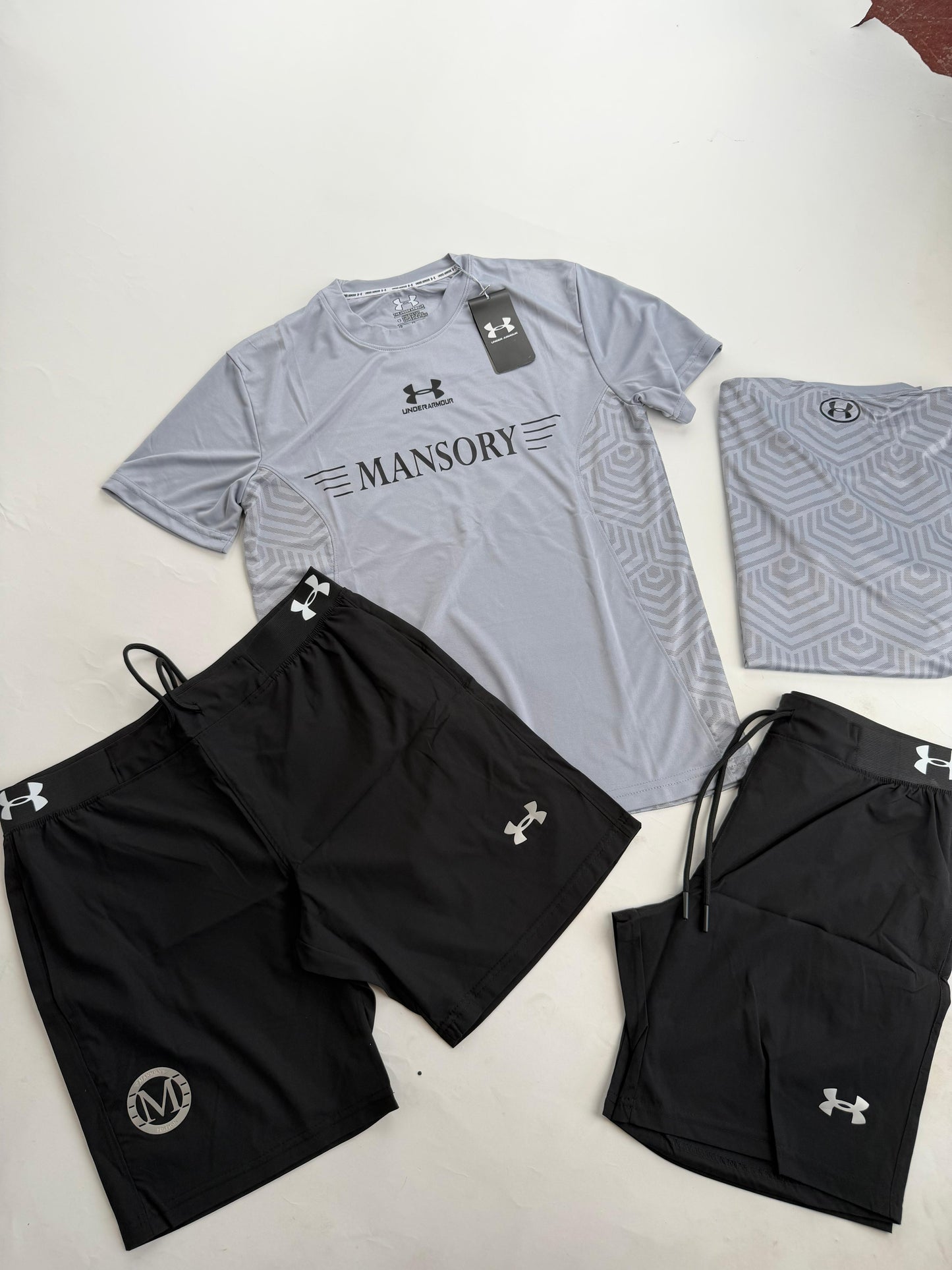 Conjunto corto under armour x Mansory gris logo negro