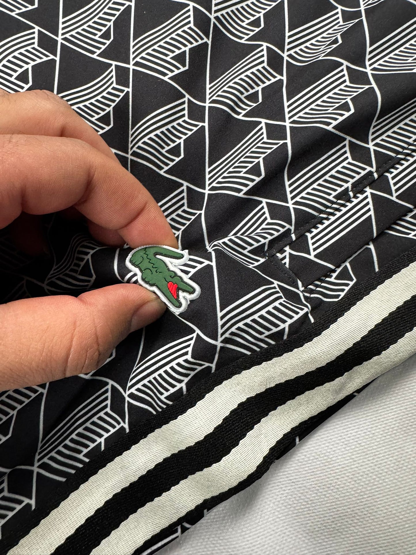 Chandal lacoste negro y gris logo verde lineas blancas