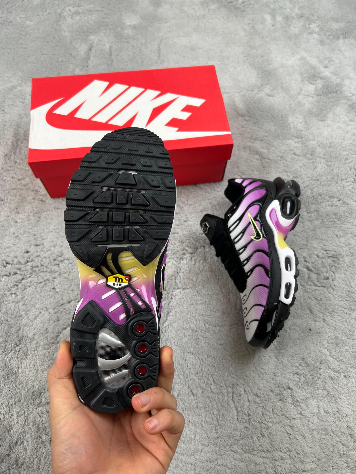 Nike tn morada y blanca logo negro solapa negro