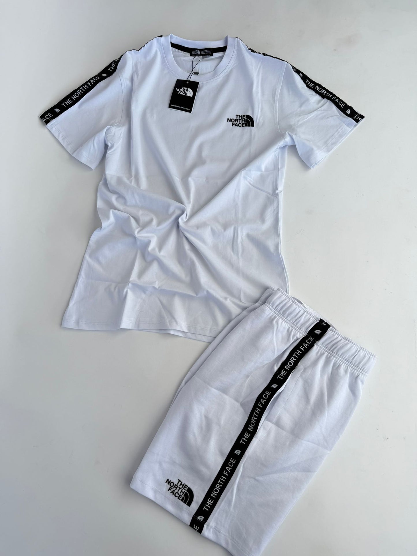 Conjunto corto north face blanco logo negro tiras
